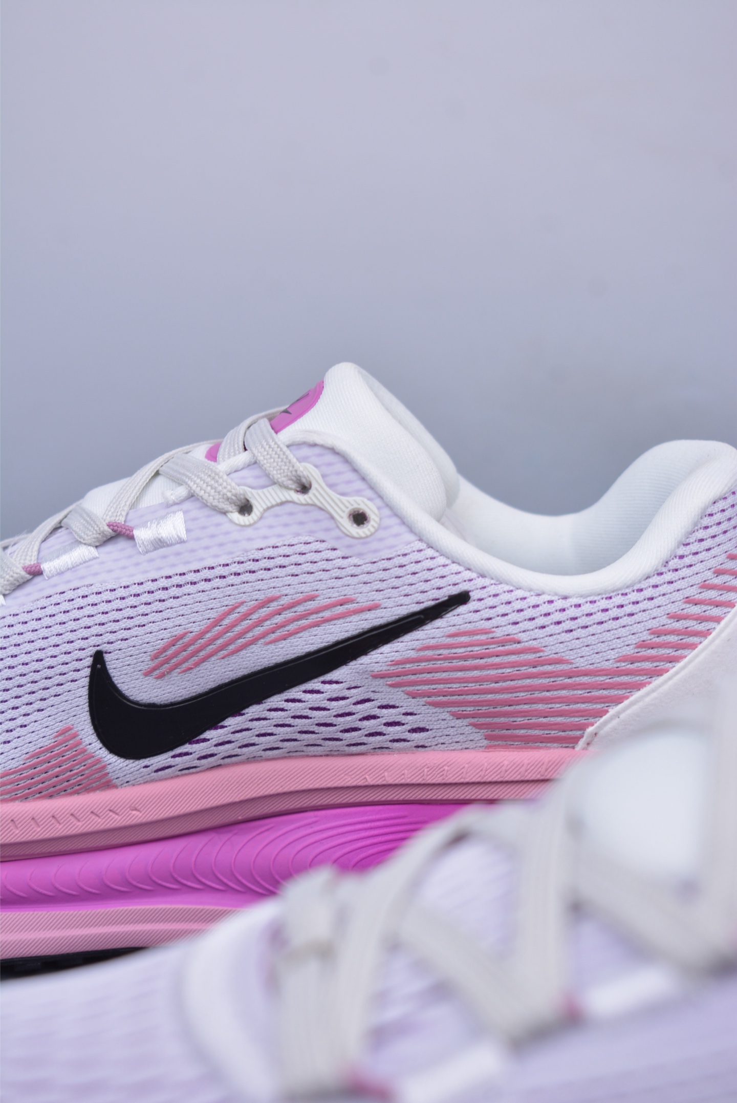 180  Nike Air Zoom Vomero 18   HM6803-105