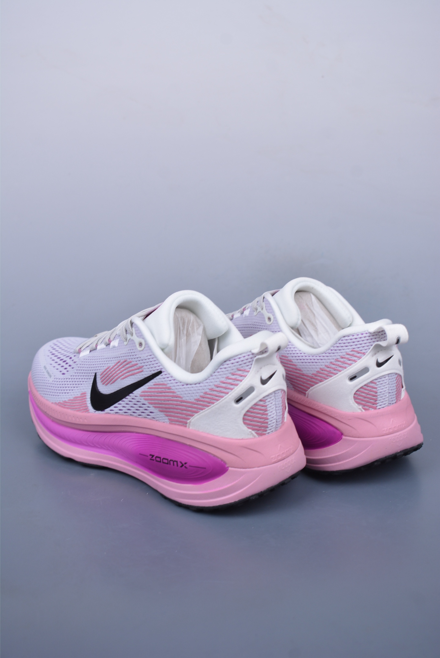 180  Nike Air Zoom Vomero 18   HM6803-105