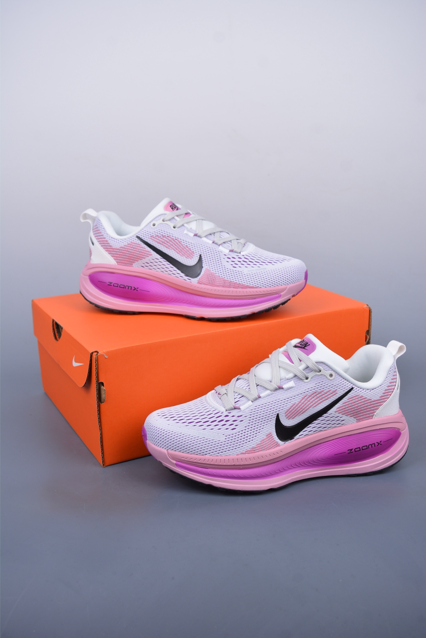 180  Nike Air Zoom Vomero 18   HM6803-105