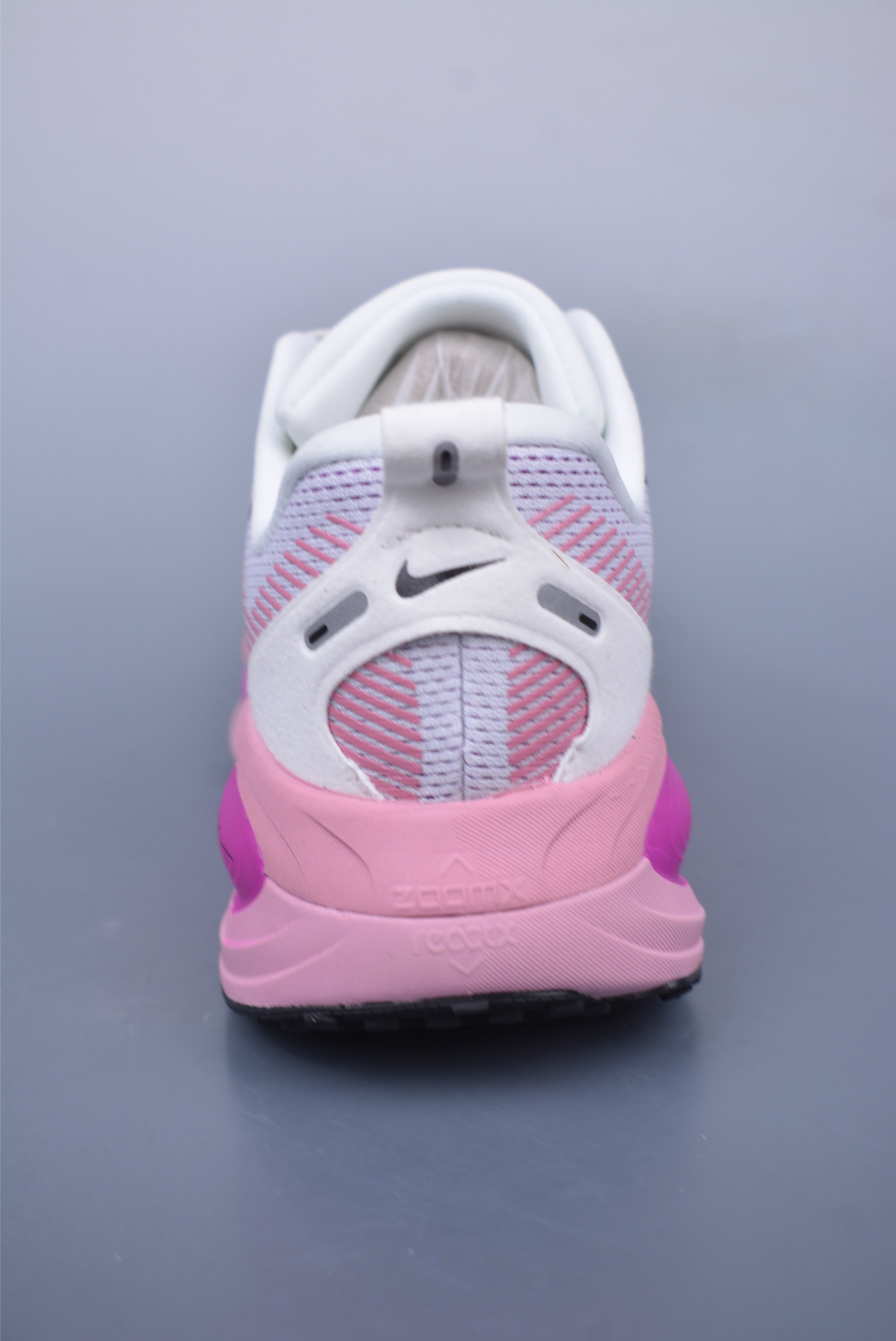 180  Nike Air Zoom Vomero 18   HM6803-105