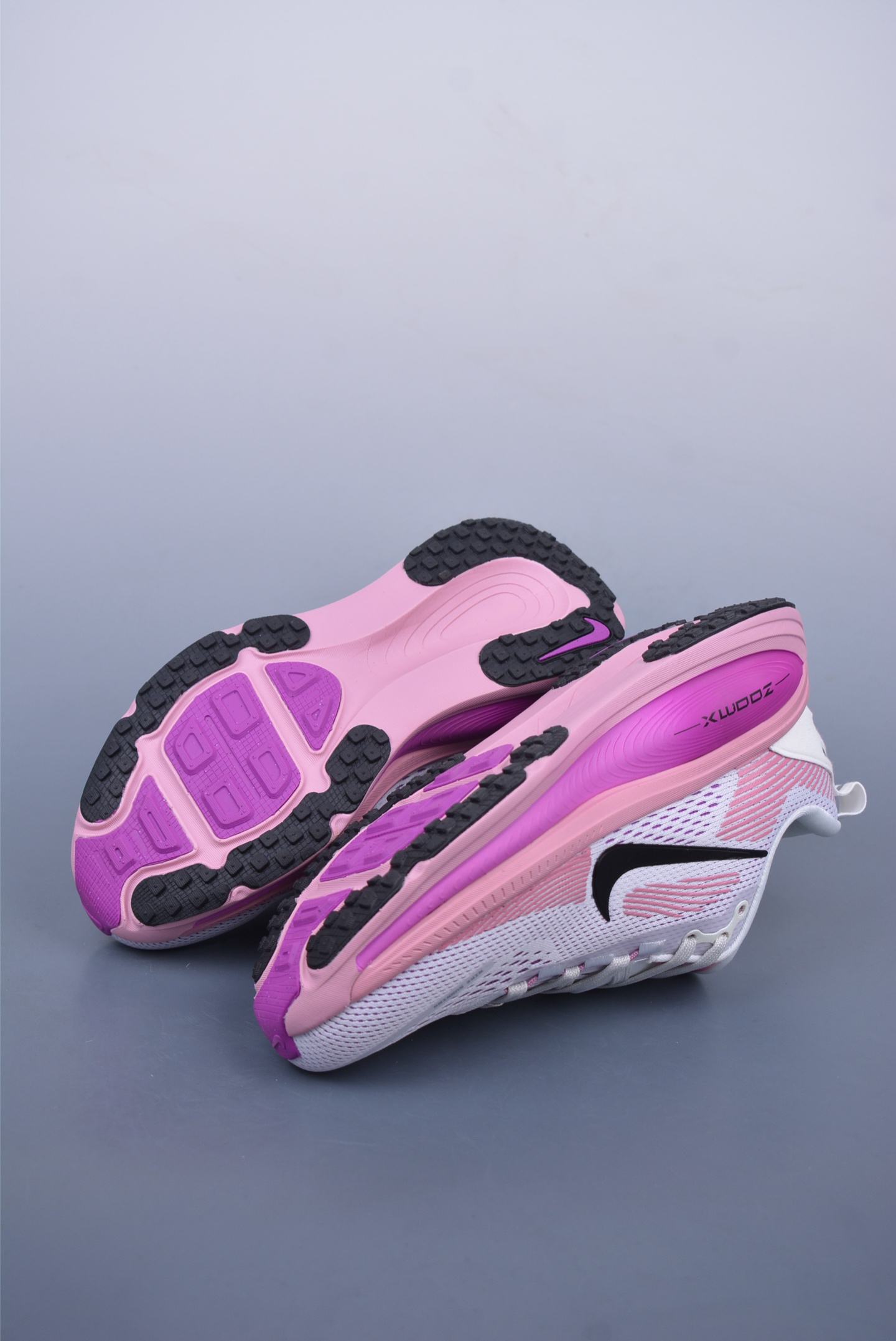 180  Nike Air Zoom Vomero 18   HM6803-105