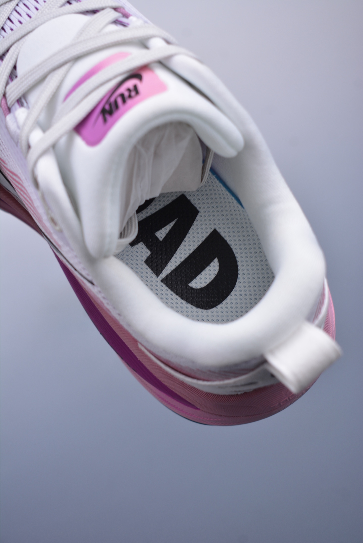 180  Nike Air Zoom Vomero 18   HM6803-105