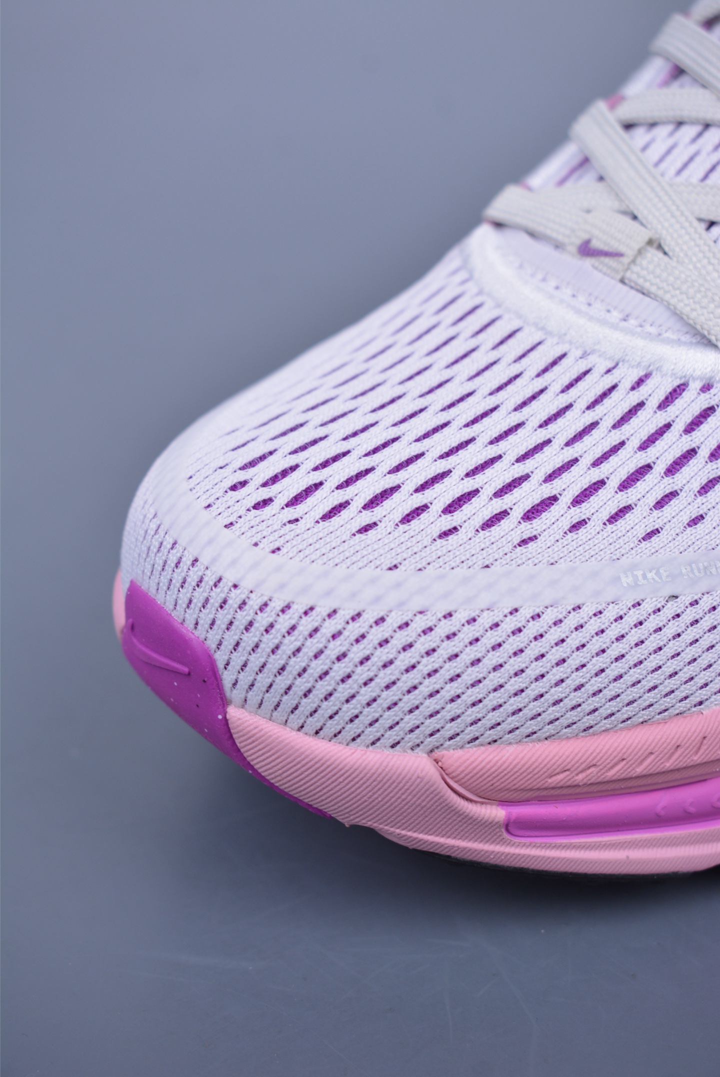 180  Nike Air Zoom Vomero 18   HM6803-105