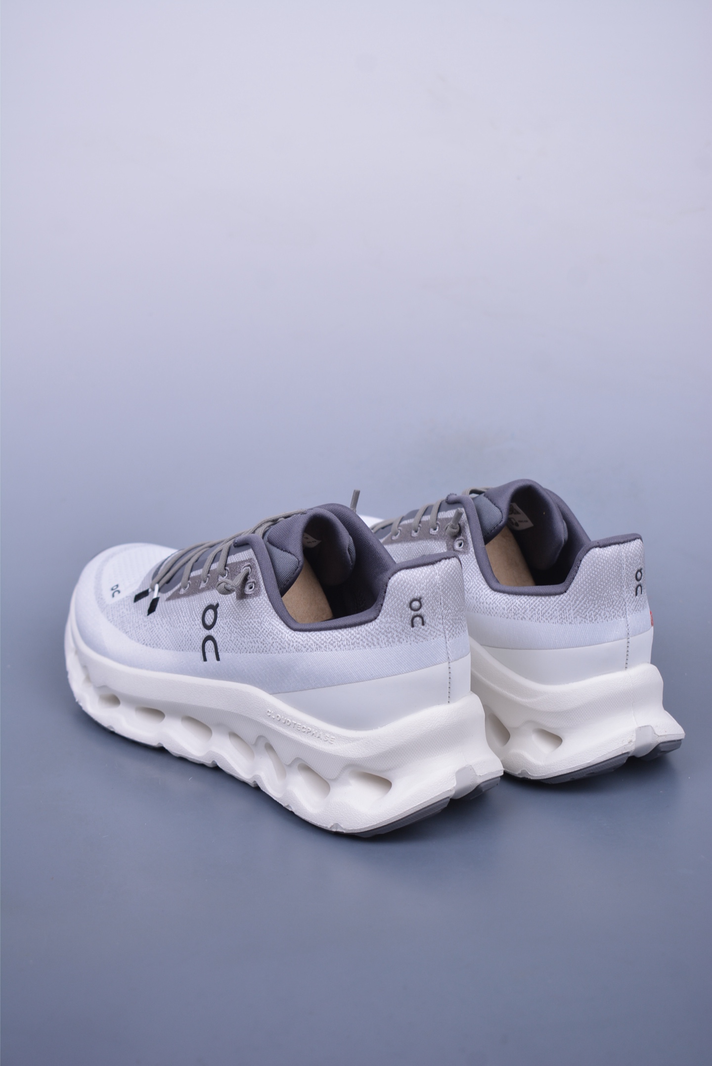 180  On昂跑 Cloudtilt Loewe 户外街头机能风跑步鞋  3MF101