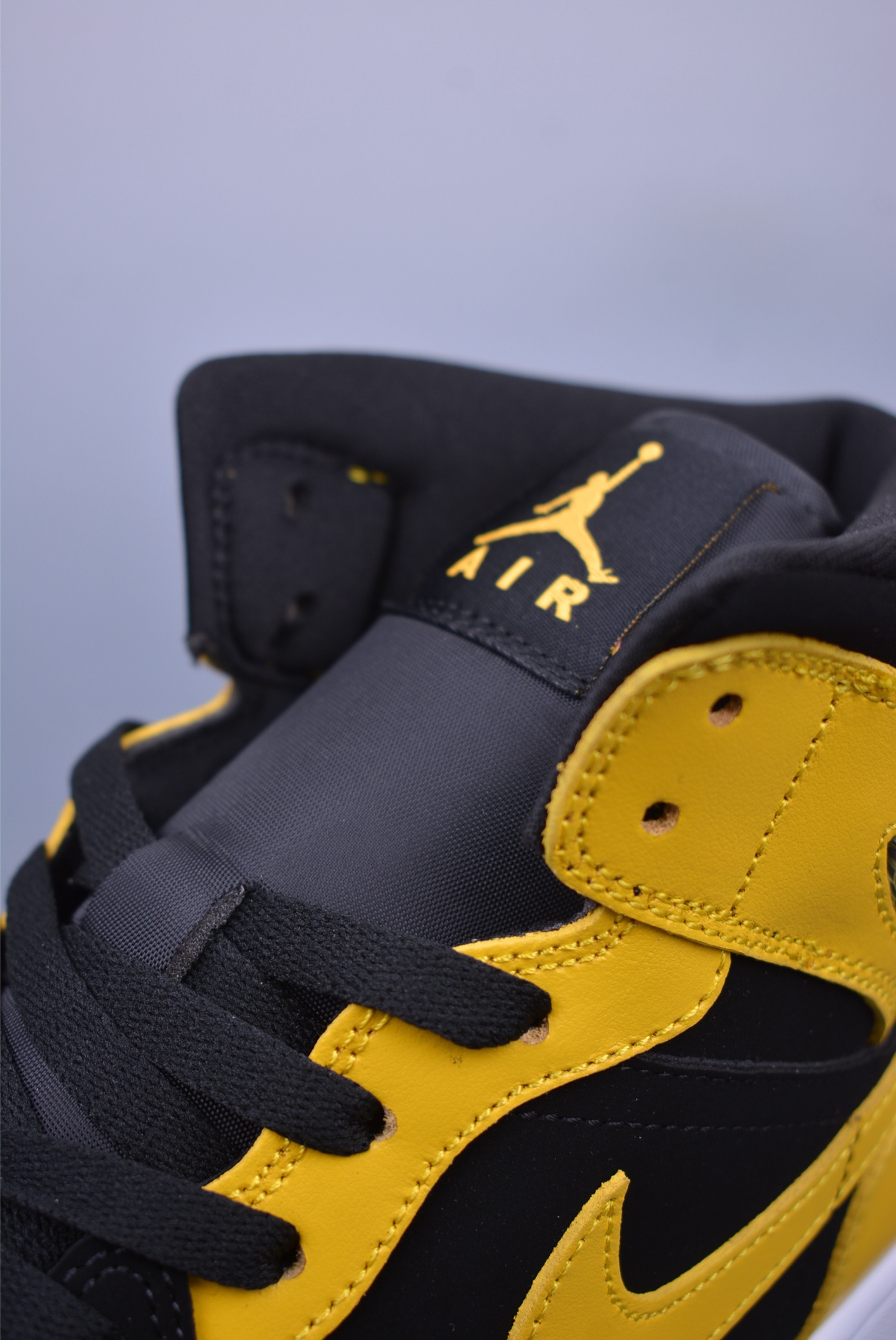 240  Air Jordan 1 Mid 黑黄 HJ6654-071