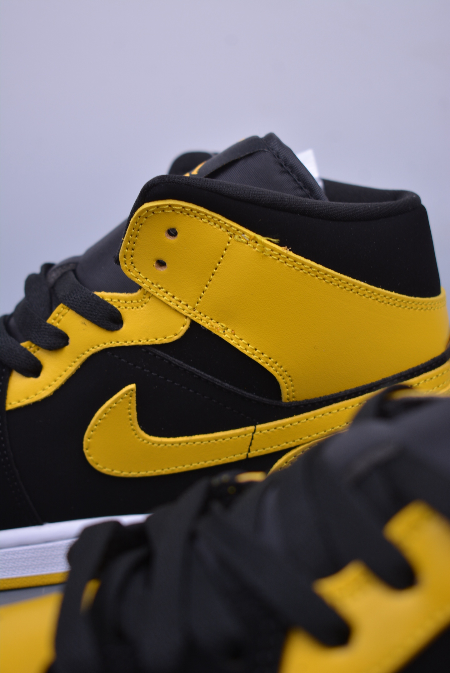 240  Air Jordan 1 Mid 黑黄 HJ6654-071