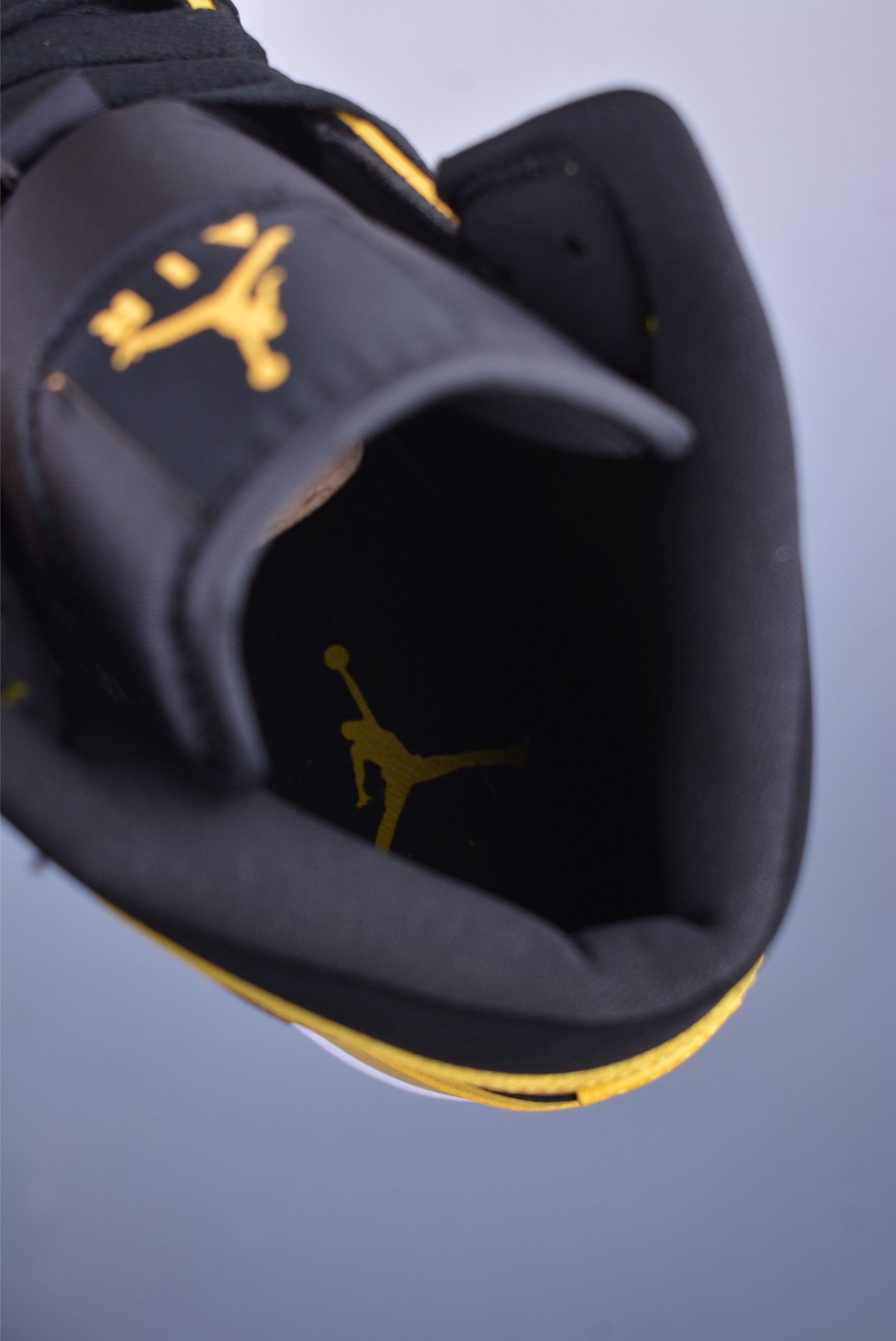 240  Air Jordan 1 Mid 黑黄 HJ6654-071