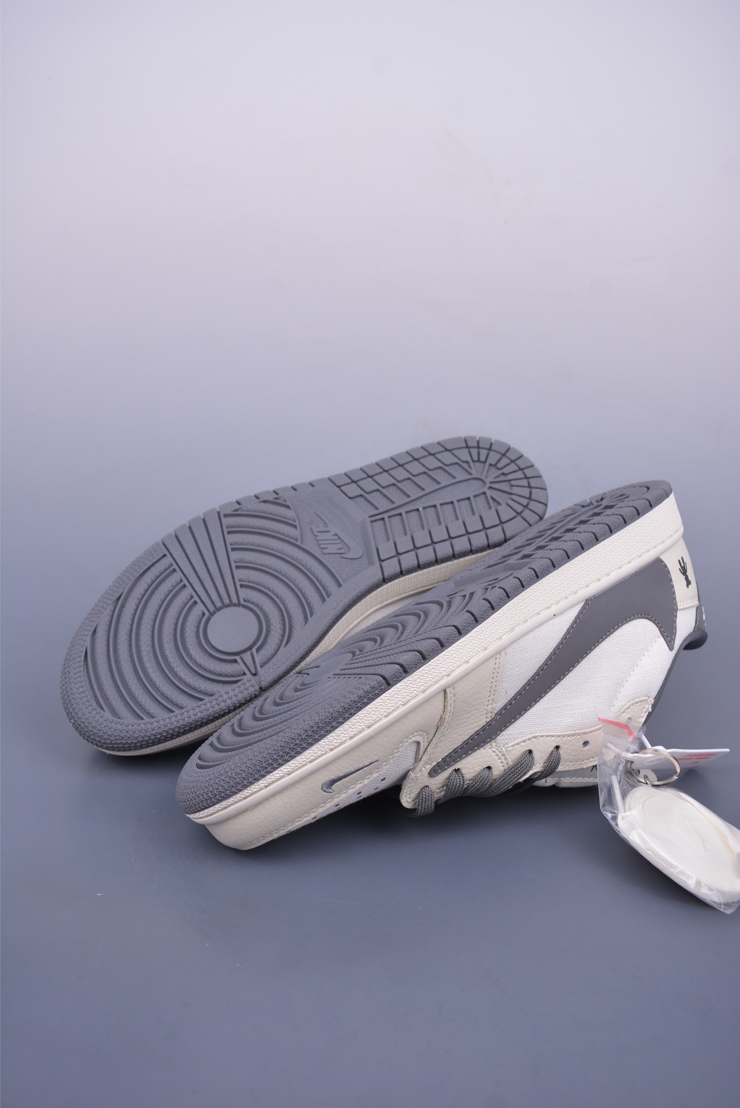 Fragment x Travis Scott x 暴力熊 Air Jordan 1 Low 三方联名倒钩 XS2024-005