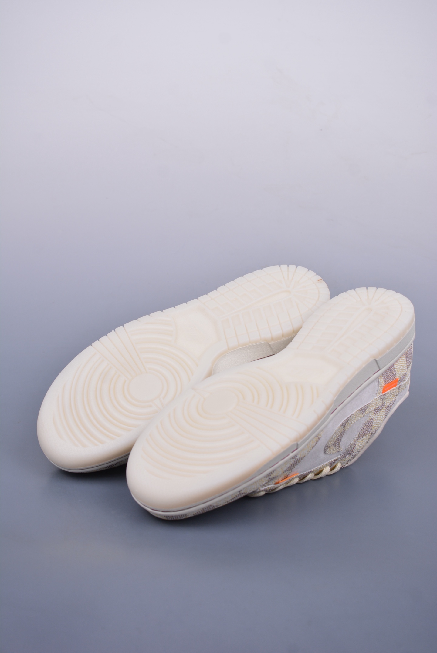 200 NIKE SB Dunk Low QF1568