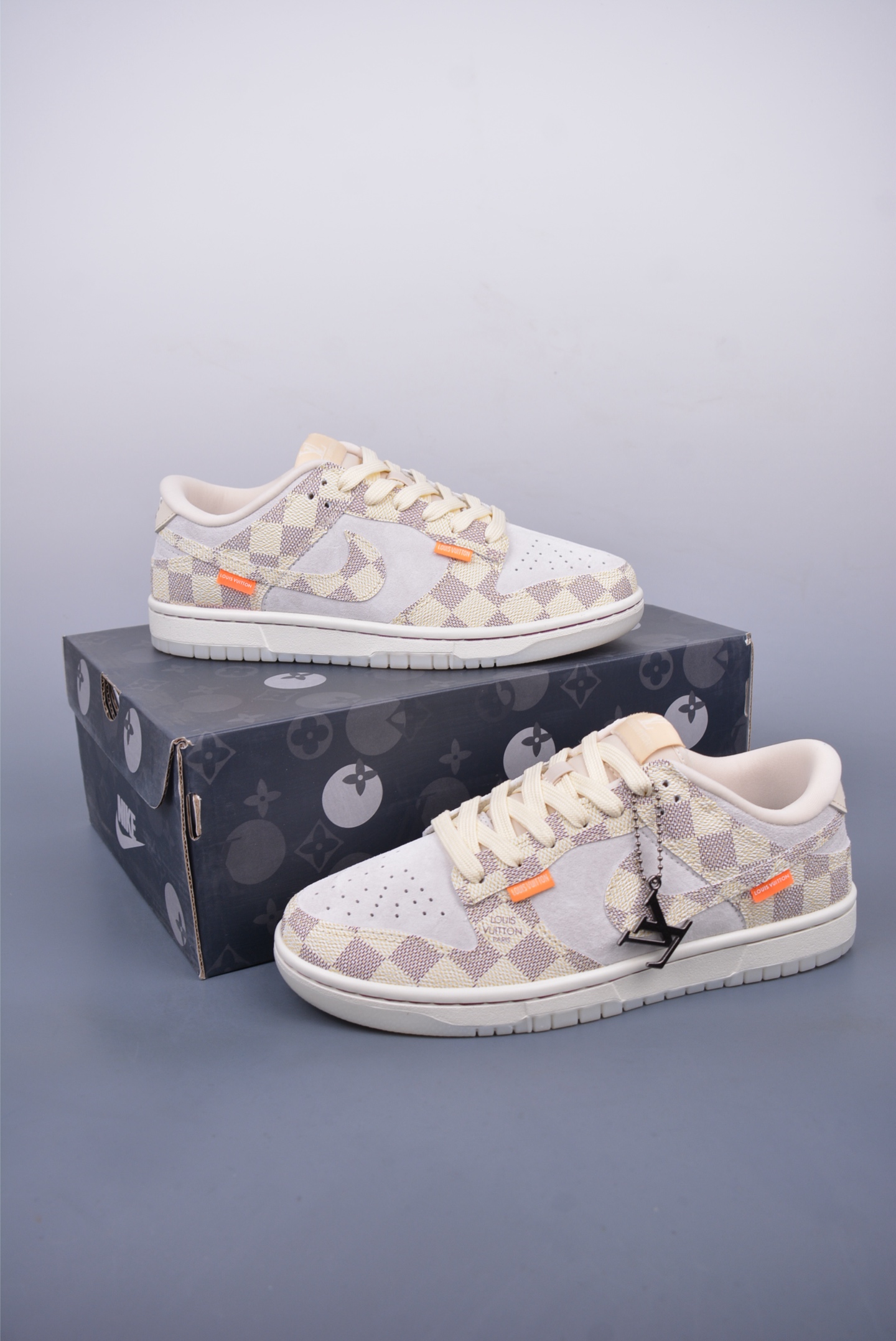 200 NIKE SB Dunk Low QF1568