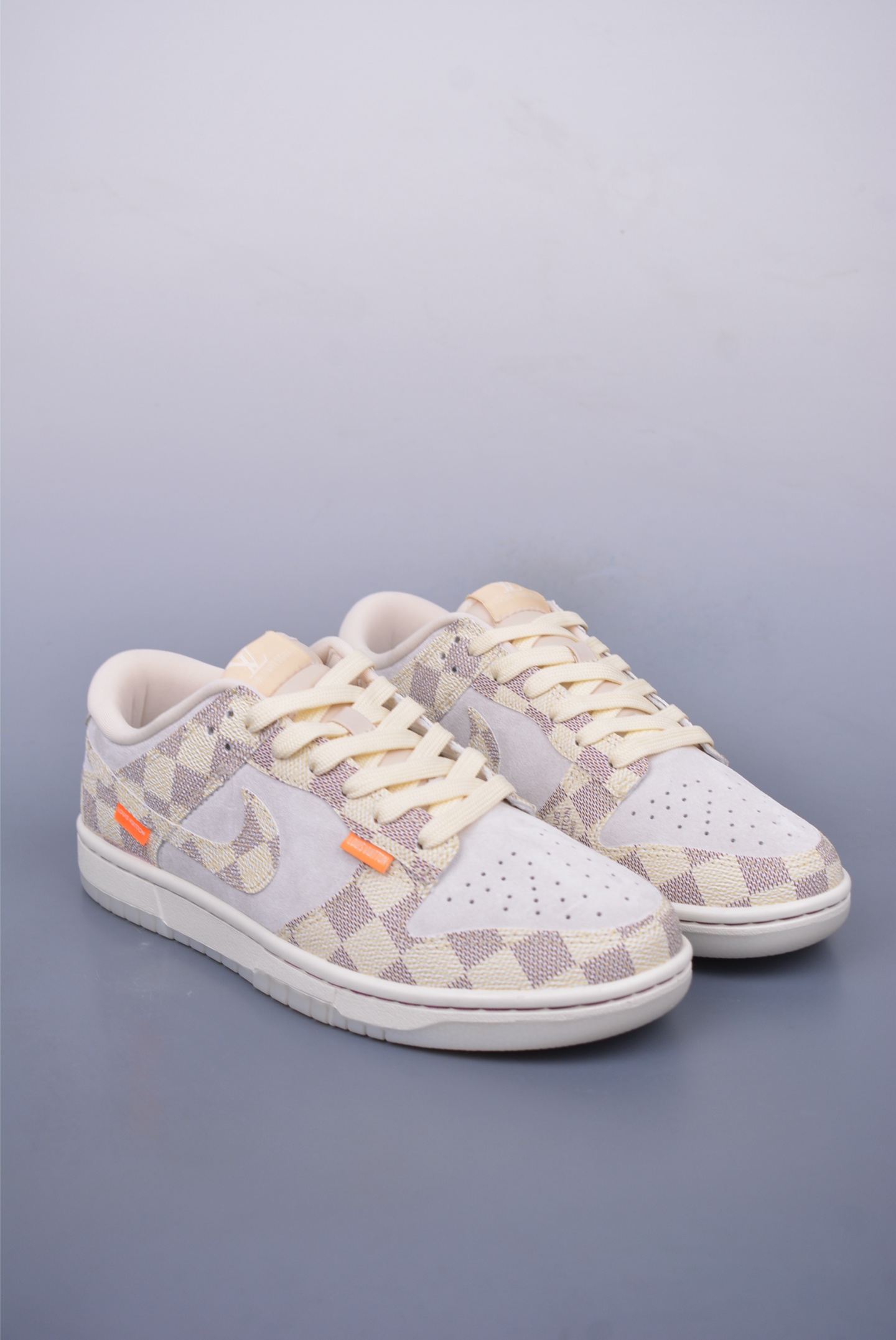200 NIKE SB Dunk Low QF1568