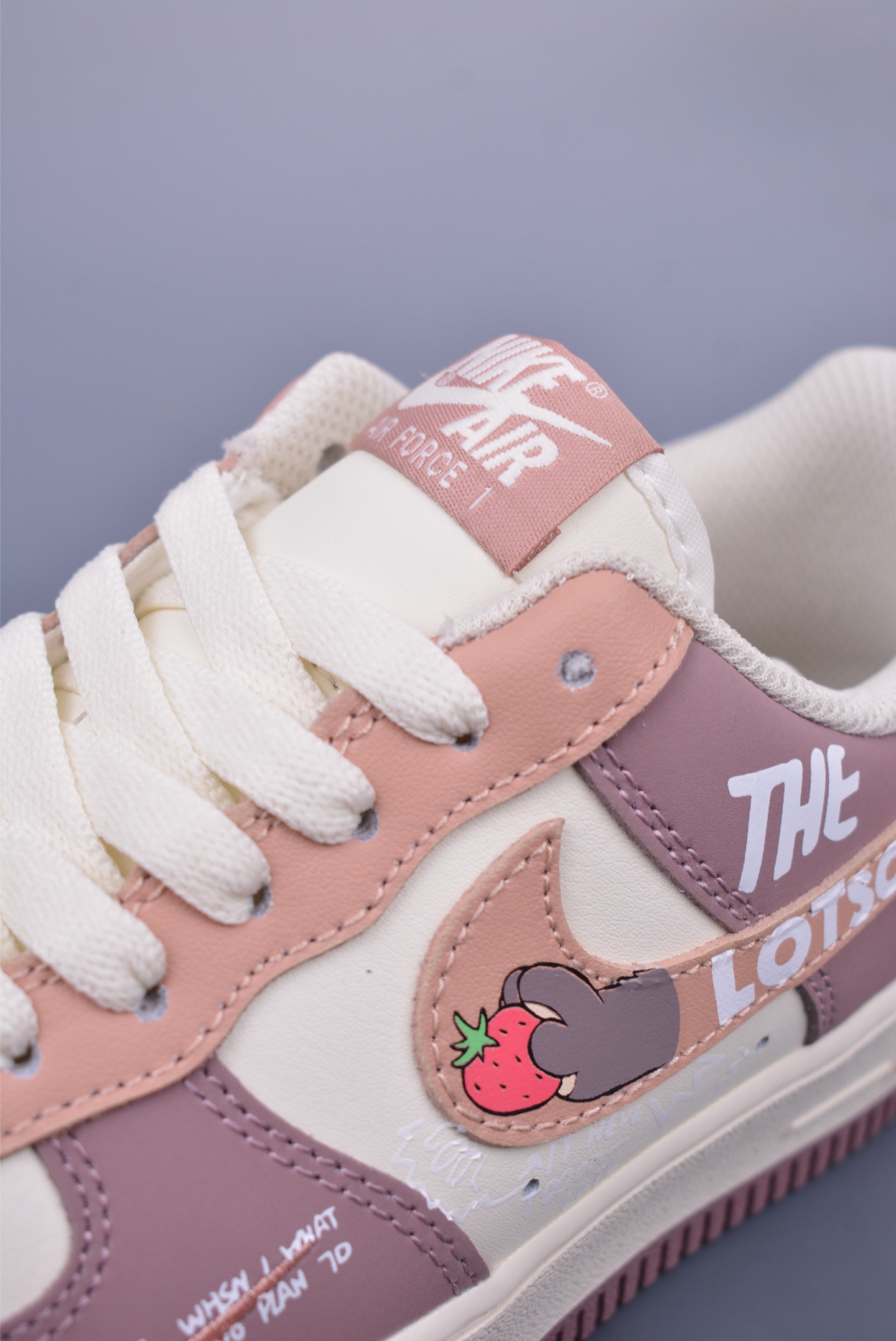 260 Nike Air Force 1 Low 草莓熊 DB3301-551