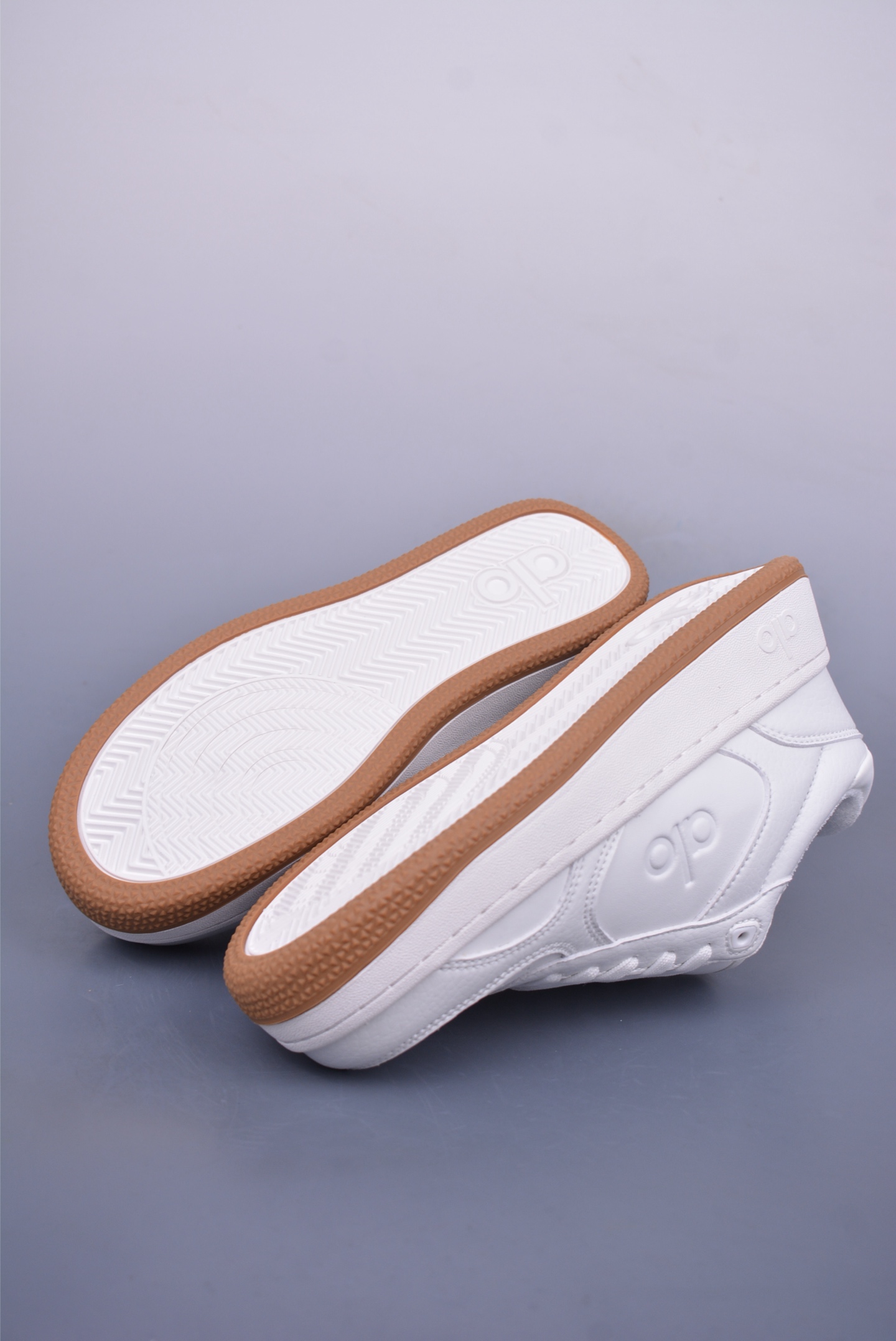 260 Alo Yoga Recovery Mode 人气单品 舒适简约防滑耐磨低帮休闲板鞋 AO685U2722 尺码：36 36.5 37.5 38 38.5 39 40 40.5 41 42 42.5 43 44 44.5 45
