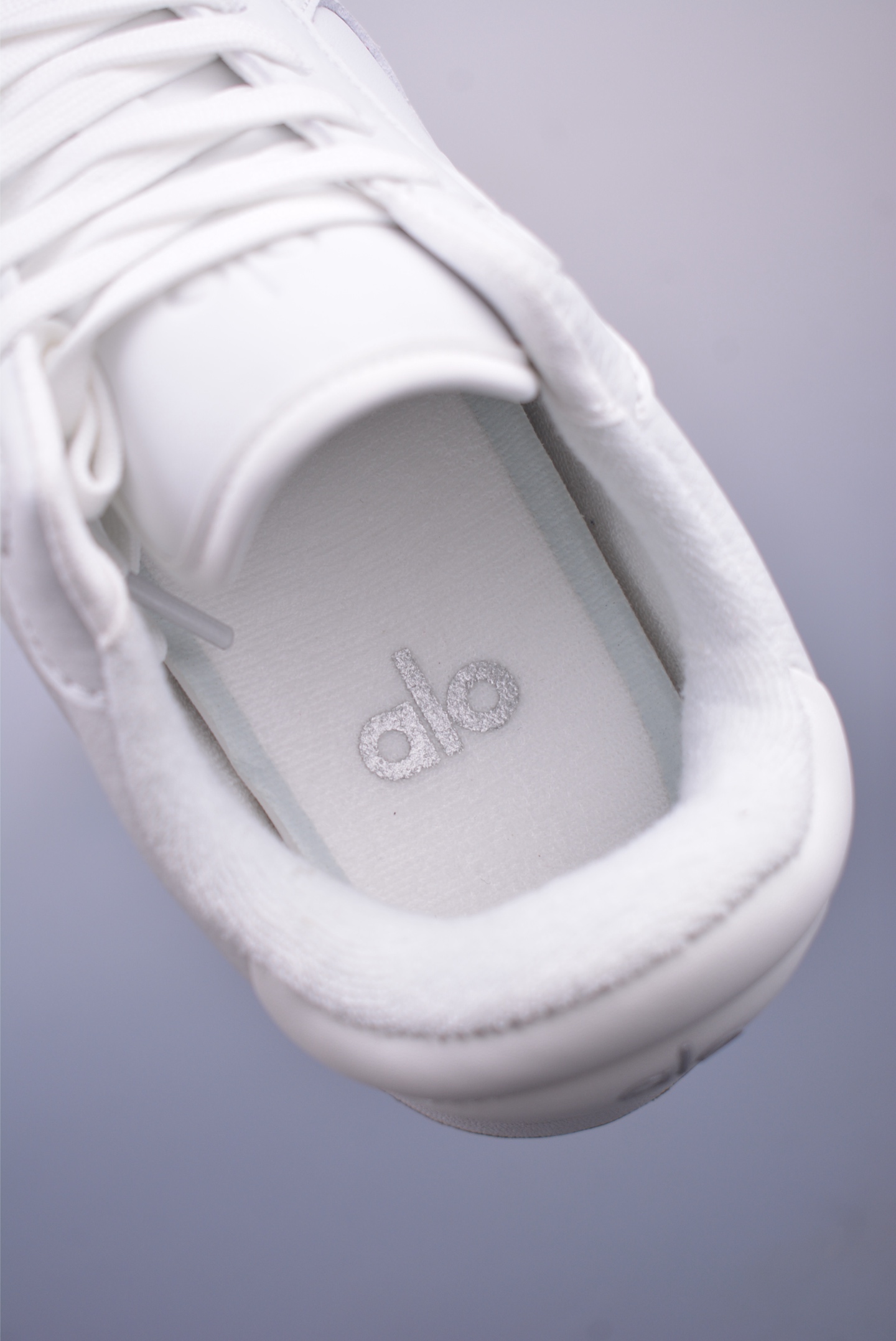 260 Alo Yoga Recovery Mode 人气单品 舒适简约防滑耐磨低帮休闲板鞋 AO685U2722 尺码：36 36.5 37.5 38 38.5 39 40 40.5 41 42 42.5 43 44 44.5 45