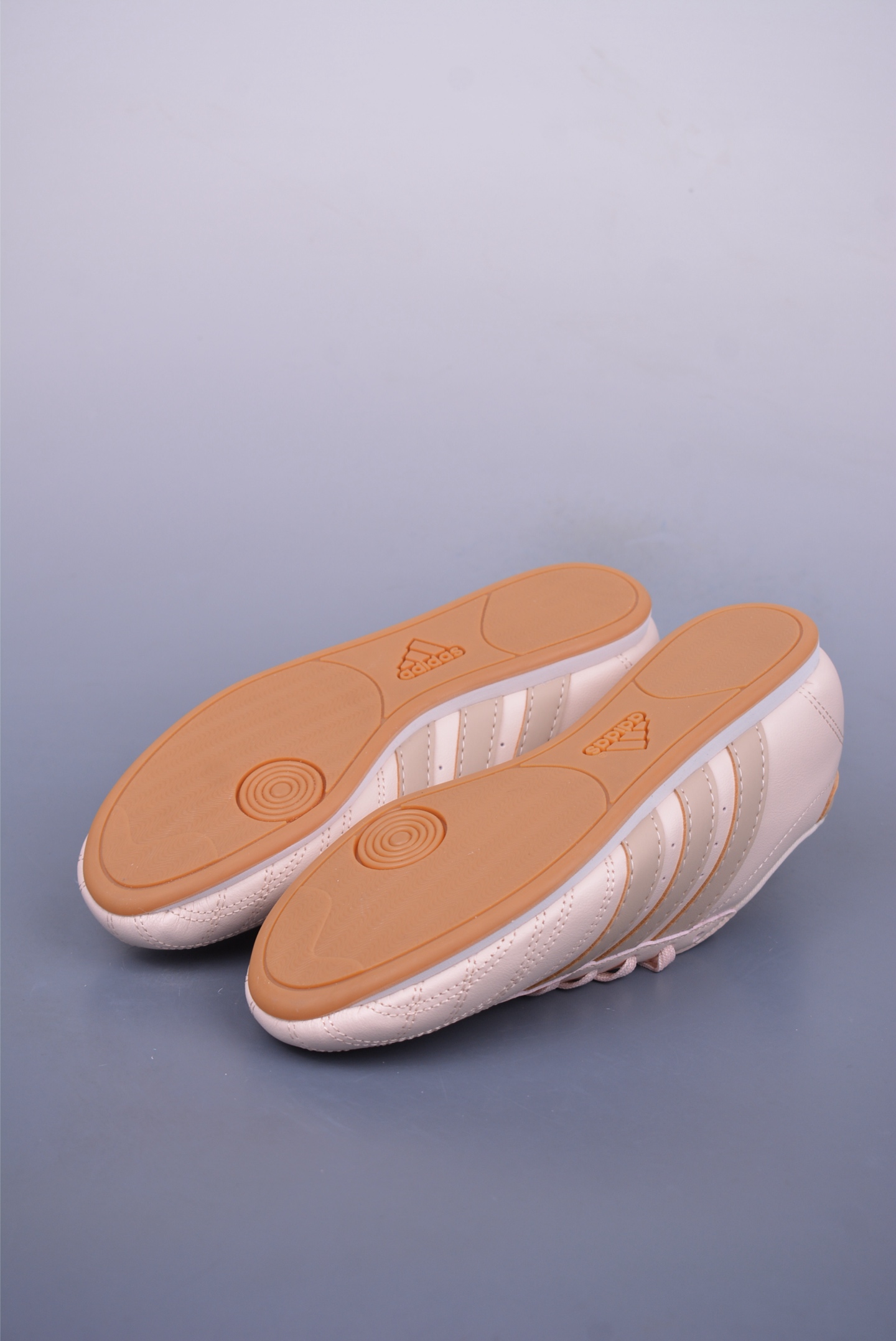 160 Adidas originals Taekwondo Low 跆拳道系列 经典复古薄底训练慢跑鞋 JS0304