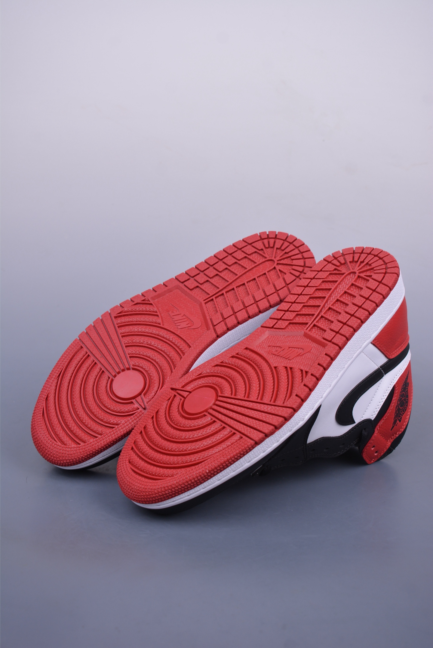 260 Jordan Air Jordan 1 High ”Black Toe” 黑脚趾 555088-125