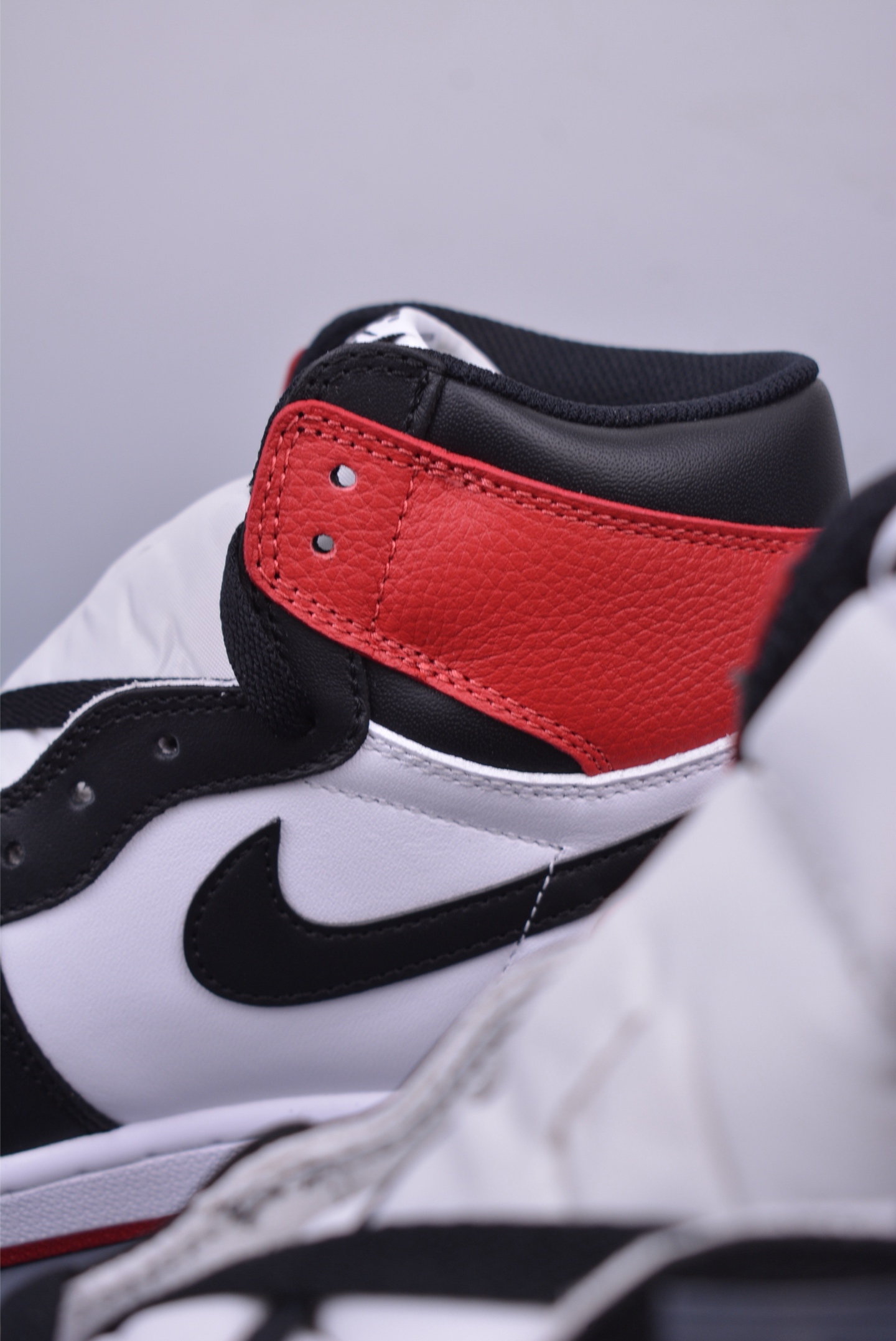260 Jordan Air Jordan 1 High ”Black Toe” 黑脚趾 555088-125