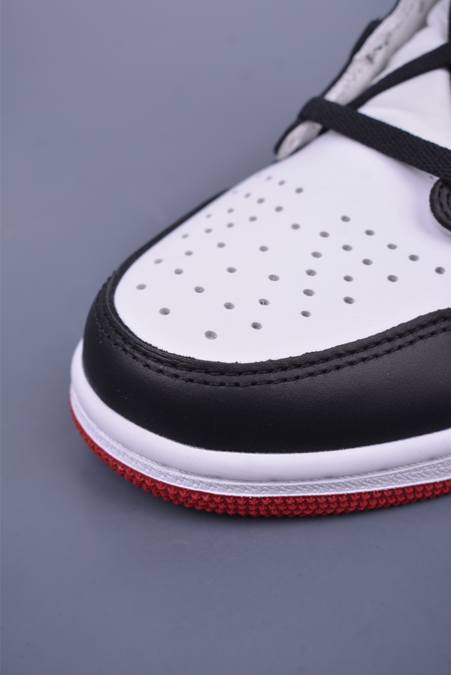260 Jordan Air Jordan 1 High ”Black Toe” 黑脚趾 555088-125