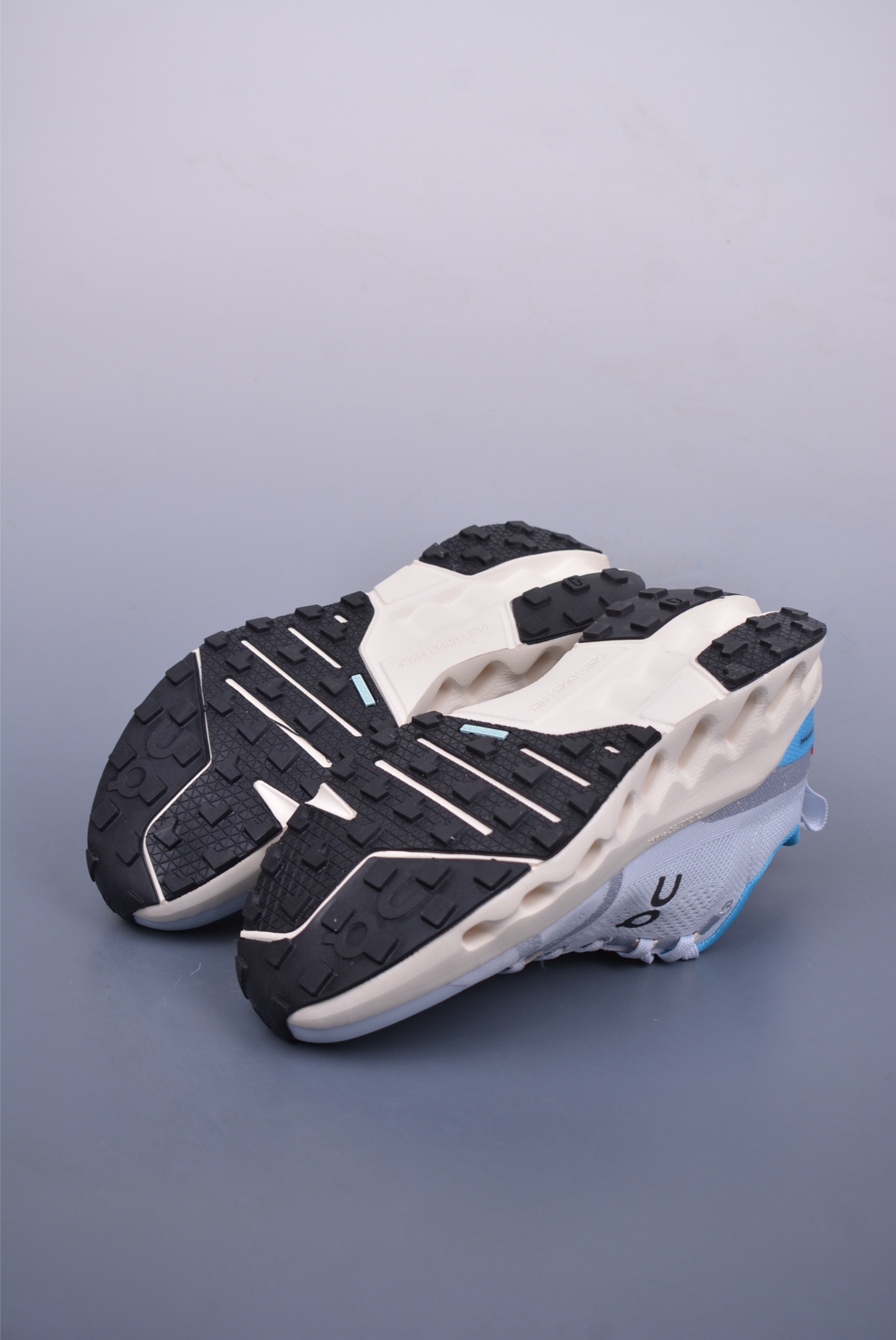 180 On昂跑 Cloudtilt Loewe 户外街头机能风跑步鞋 3ME10103042