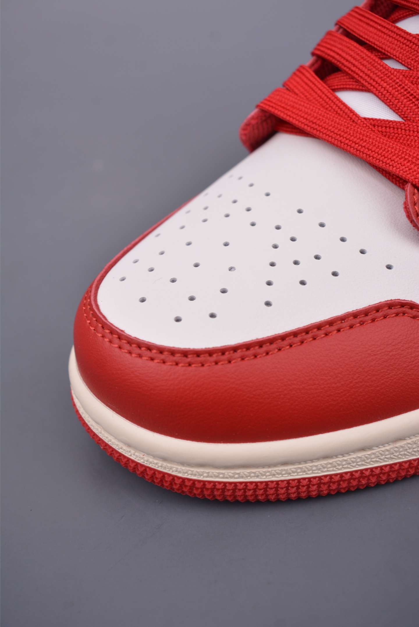 Air Jordan 1 Mid 红爆裂 HJ9337-106