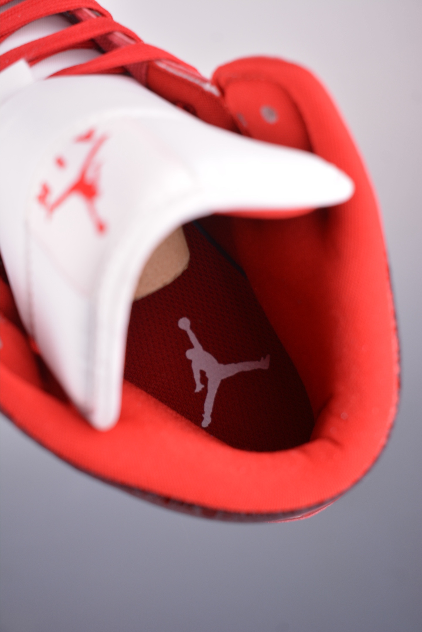 Air Jordan 1 Mid 红爆裂 HJ9337-106