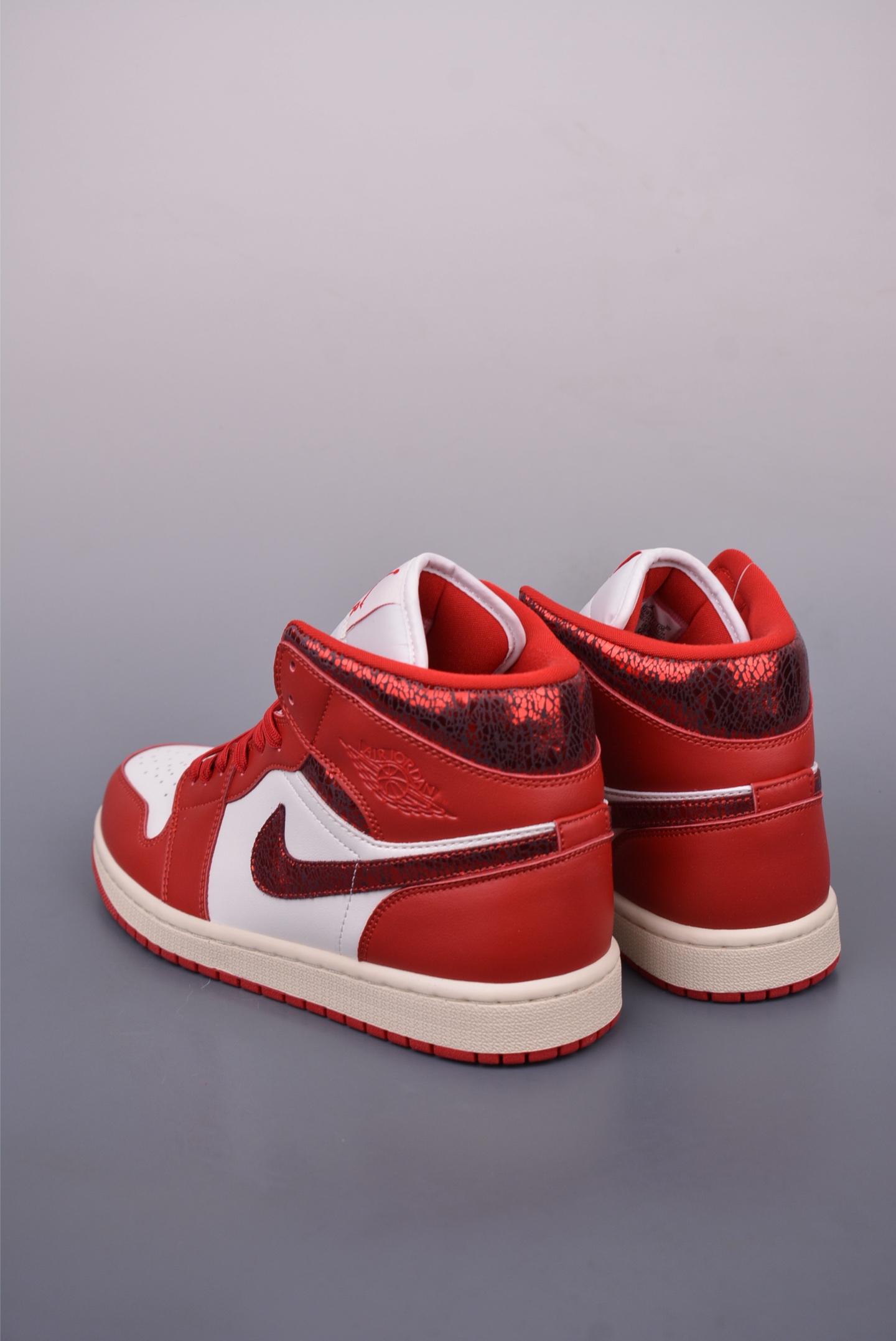 Air Jordan 1 Mid 红爆裂 HJ9337-106