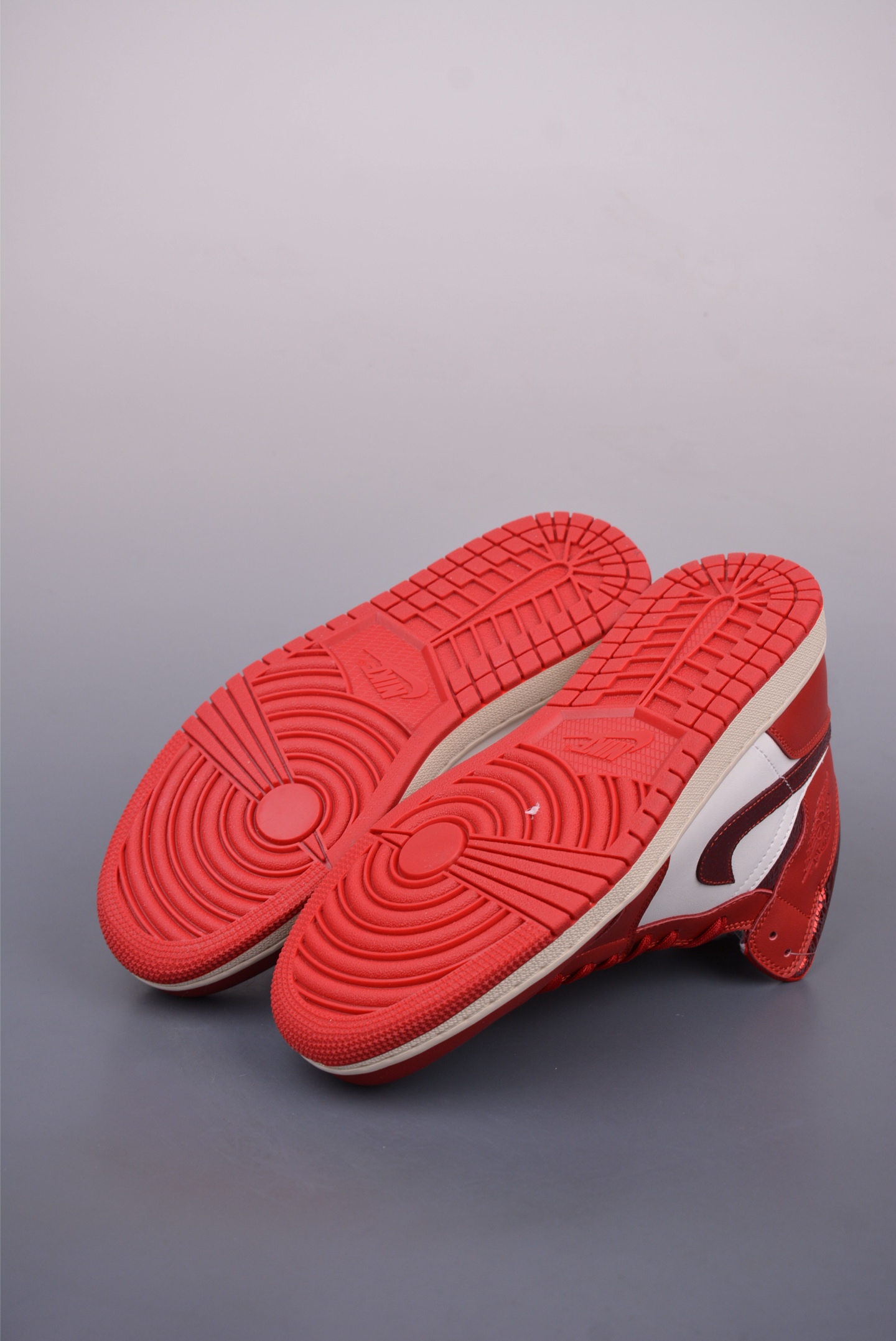 Air Jordan 1 Mid 红爆裂 HJ9337-106