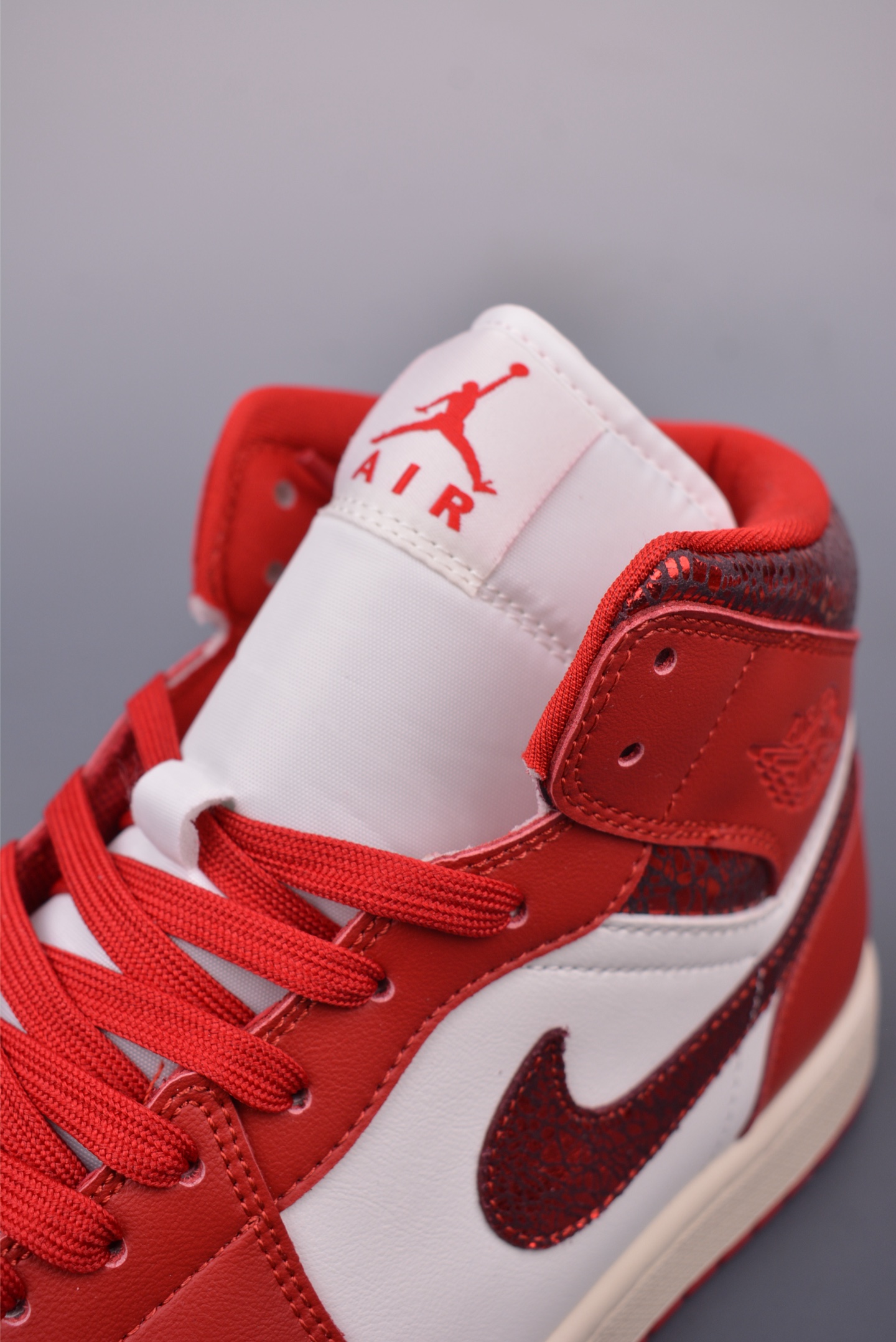Air Jordan 1 Mid 红爆裂 HJ9337-106