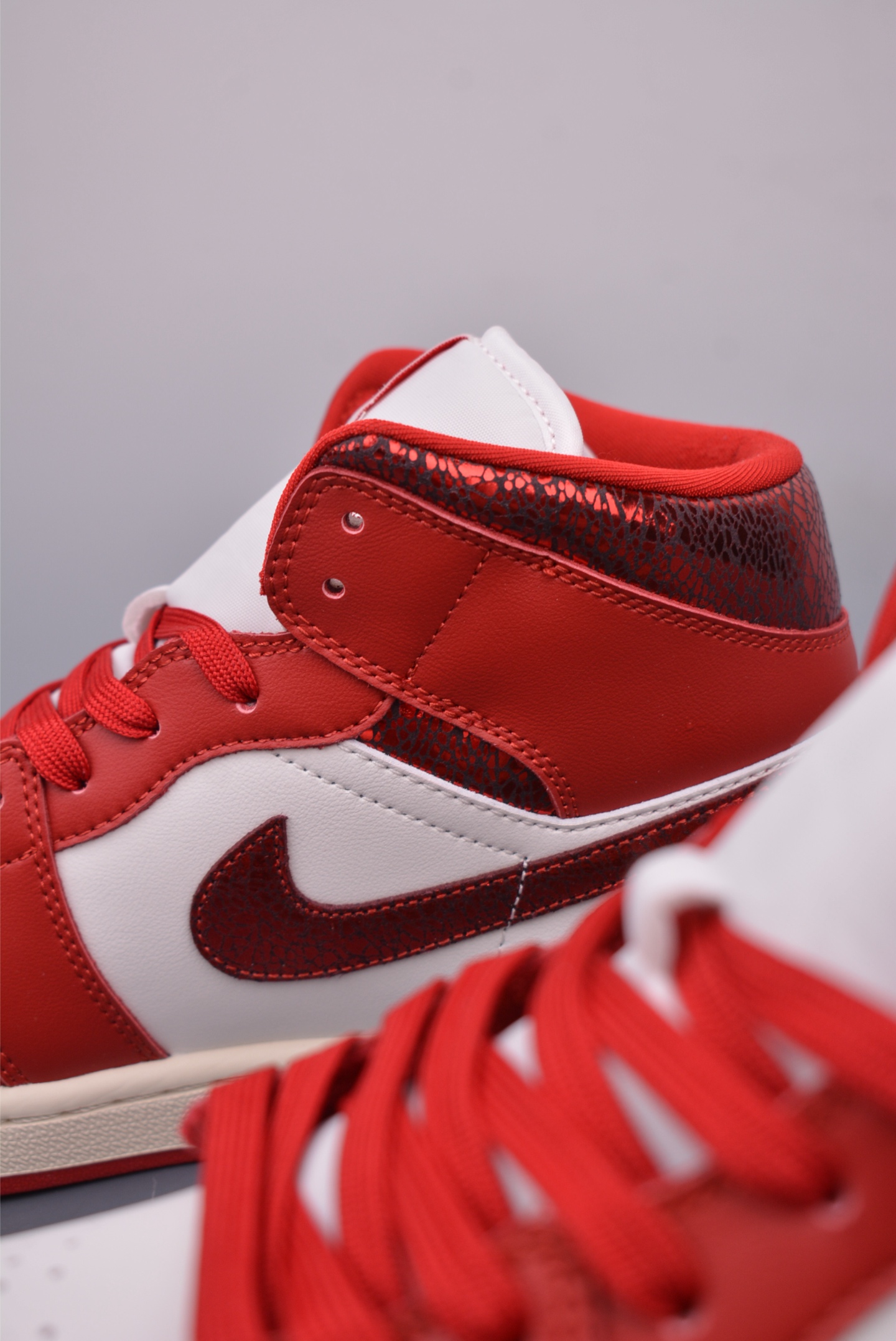 Air Jordan 1 Mid 红爆裂 HJ9337-106