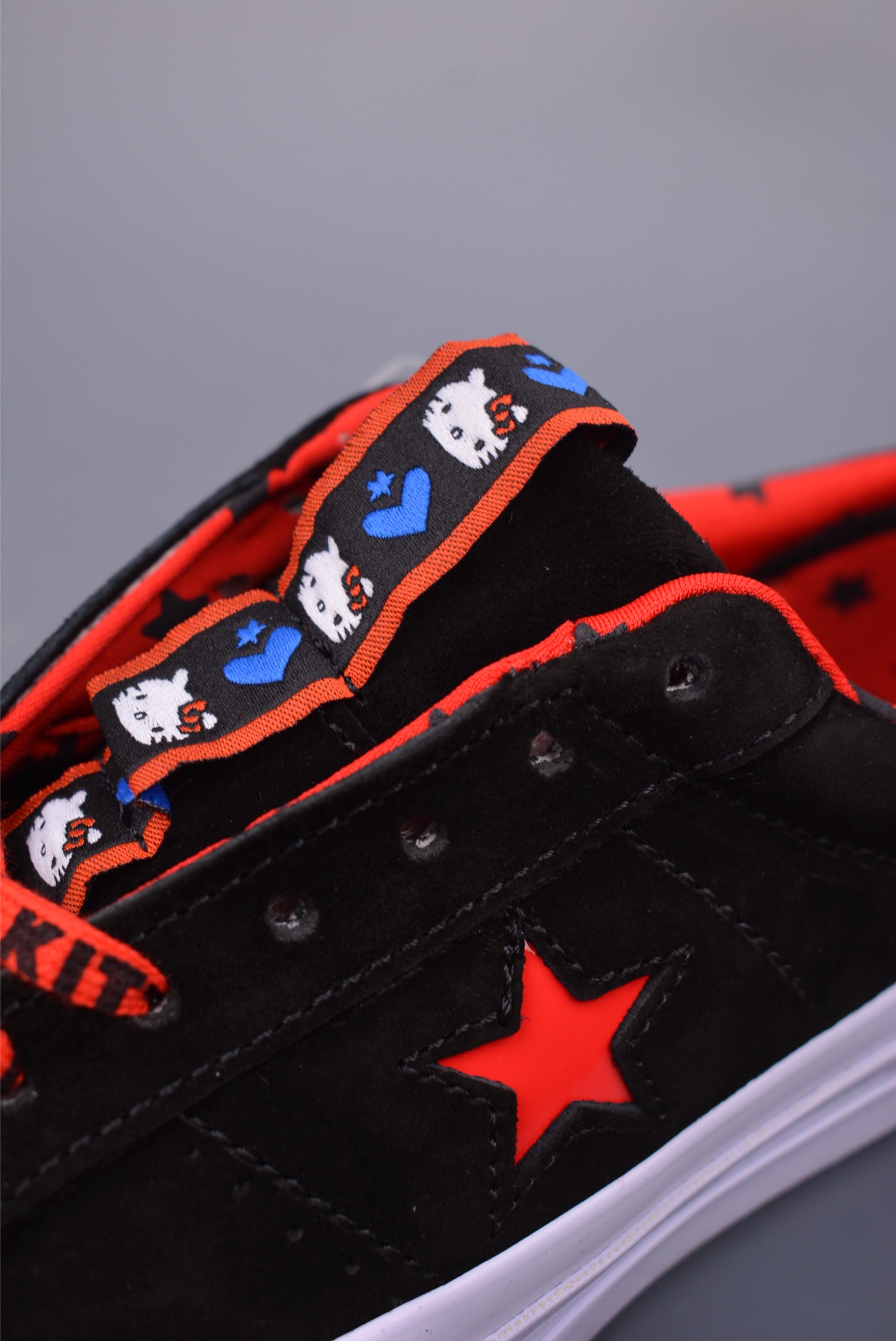 170 Converse x Hello Kitty 联名 结合经典的One Star鞋款 黑色鞋 163904C