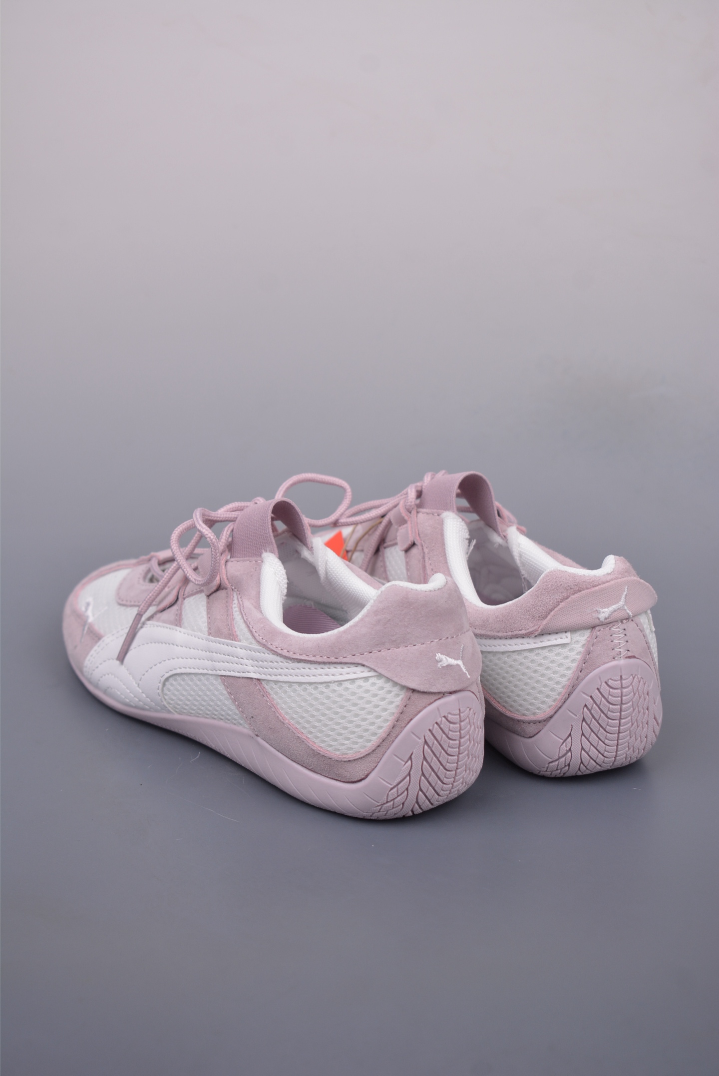 [Puma Series]The sides of theshoes have a retro streamlined shapeis deco