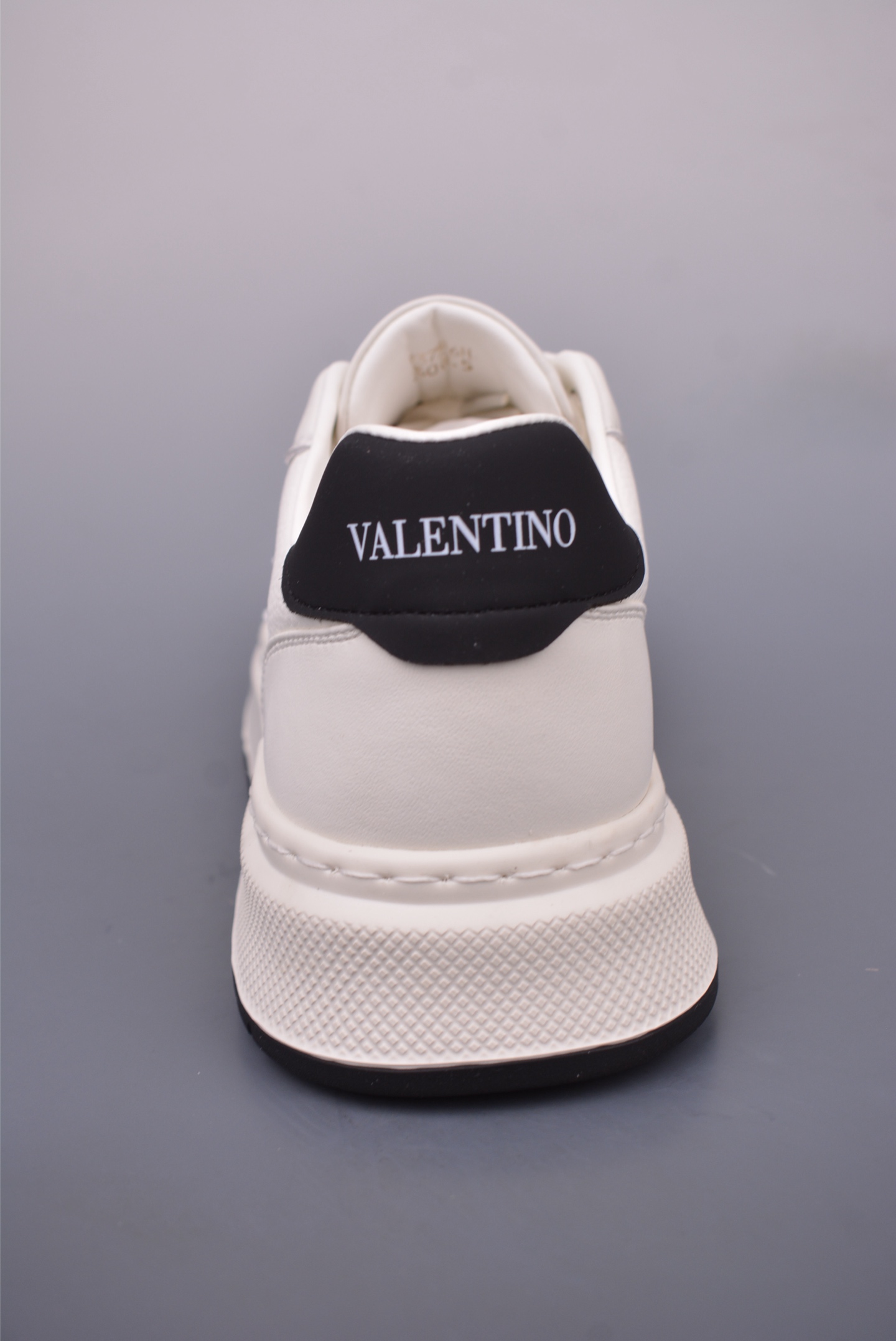 Valentino 华伦天奴休闲铆钉小白鞋 2025最新款时尚运动板鞋 P37516H