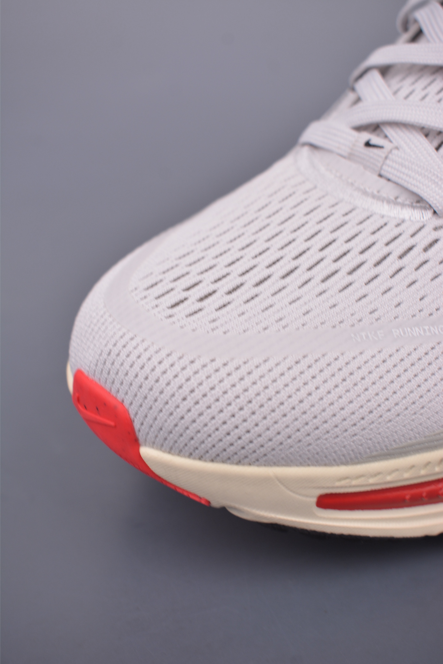180 Nike Air Zoom Vomero 18 全新科技提前原鞋开发 运动跑鞋 HM6803-001