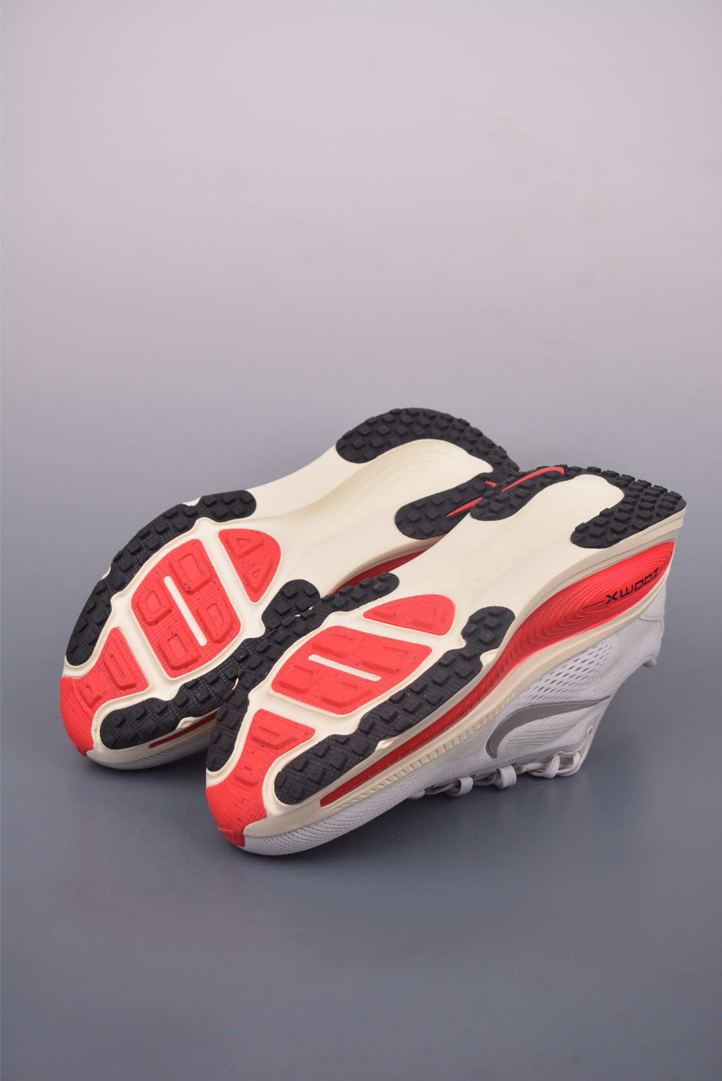 180 Nike Air Zoom Vomero 18 全新科技提前原鞋开发 运动跑鞋 HM6803-001