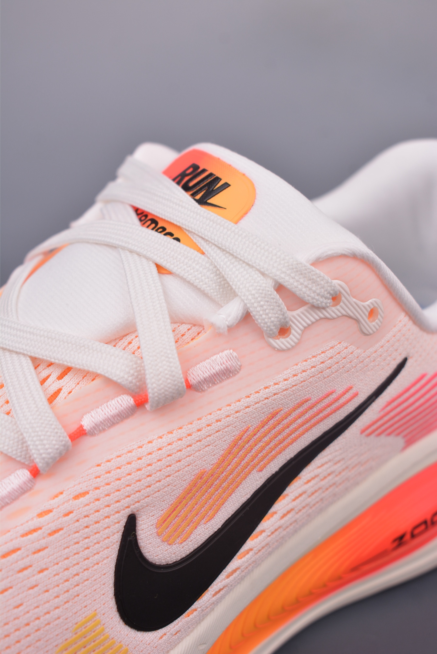180 Nike Air Zoom Vomero 18 全新科技提前原鞋开发 运动跑鞋 HM6804-100