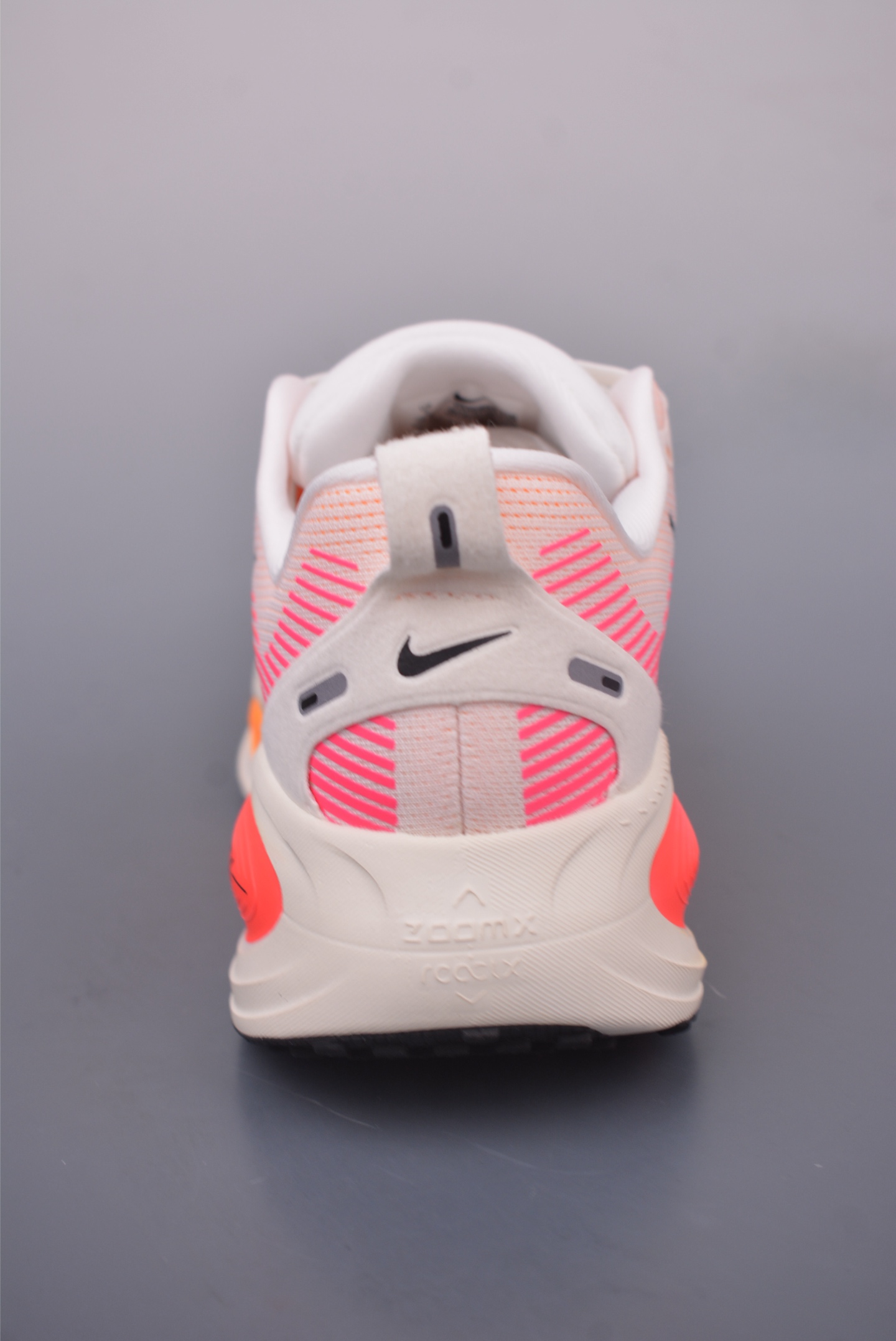 180 Nike Air Zoom Vomero 18 全新科技提前原鞋开发 运动跑鞋 HM6804-100