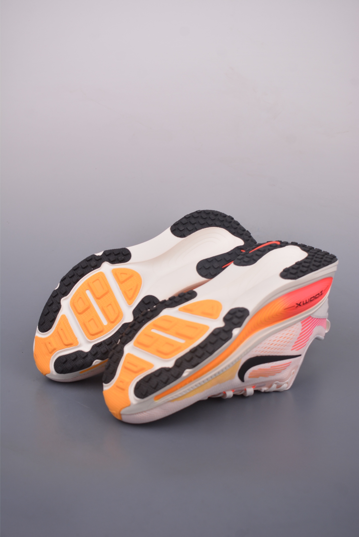 180 Nike Air Zoom Vomero 18 全新科技提前原鞋开发 运动跑鞋 HM6804-100