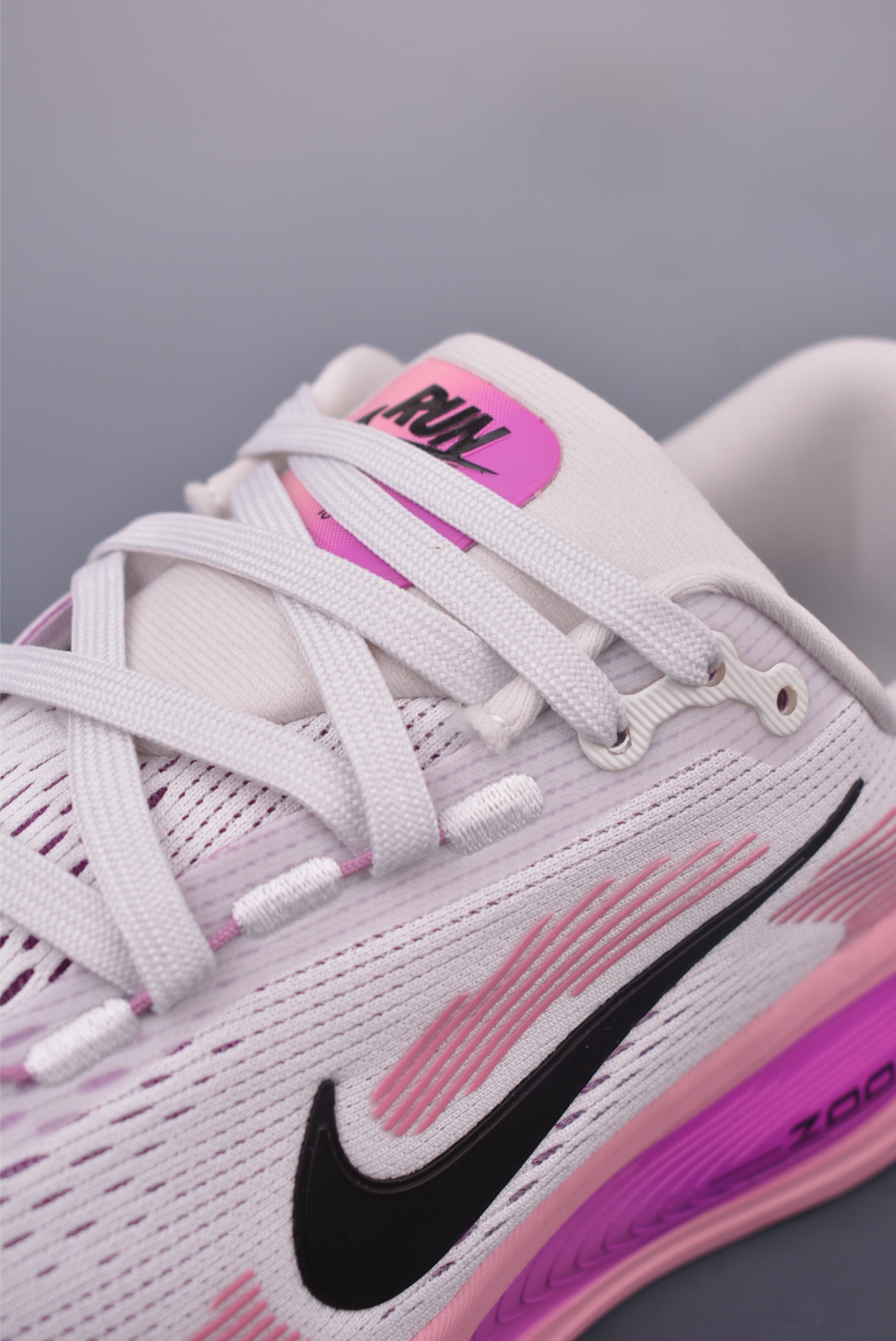 180 Nike Air Zoom Vomero 18 全新科技提前原鞋开发 运动跑鞋 HM6804-105