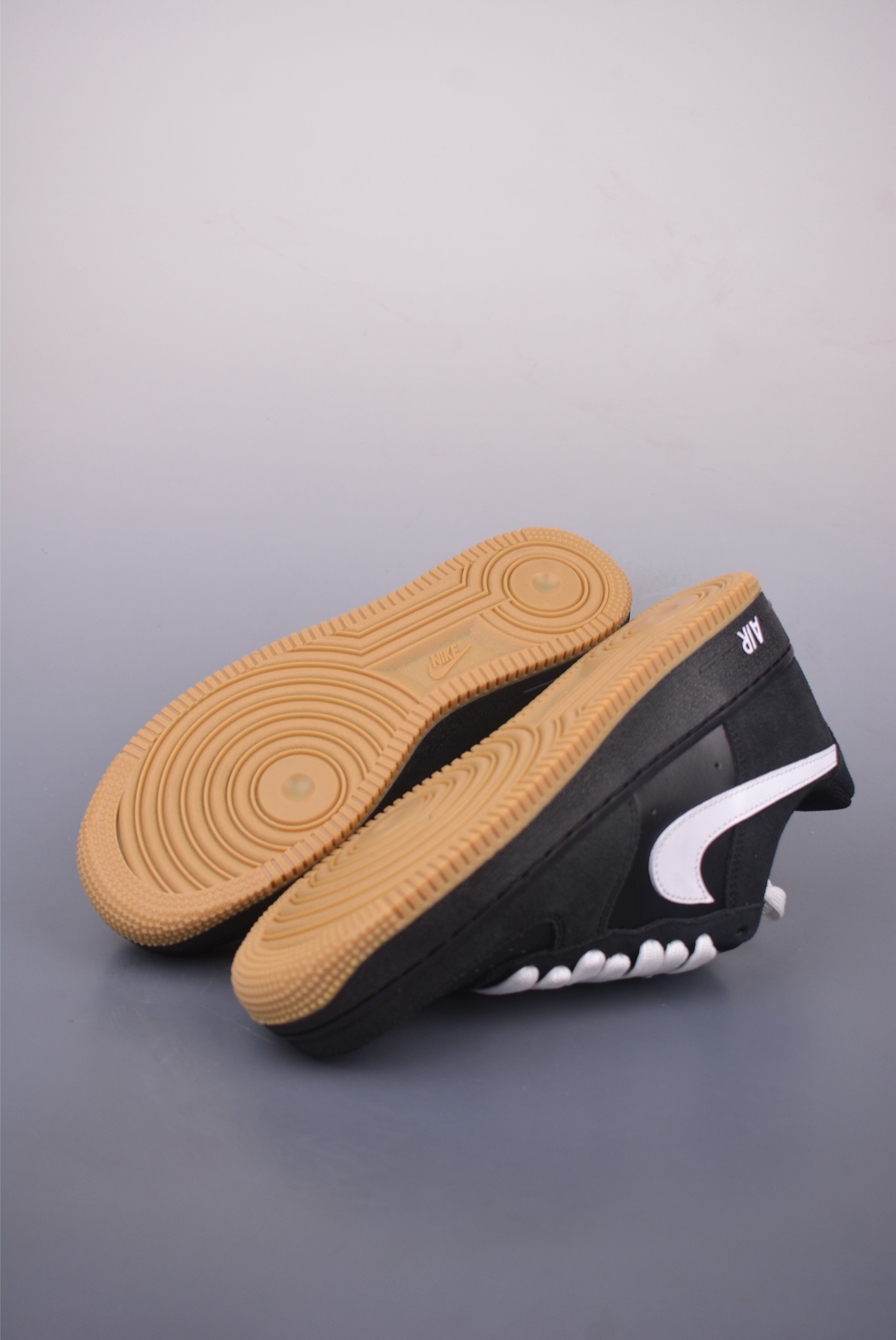 200 Nike Air Force 1 Low 黑白生胶 IB6388-001