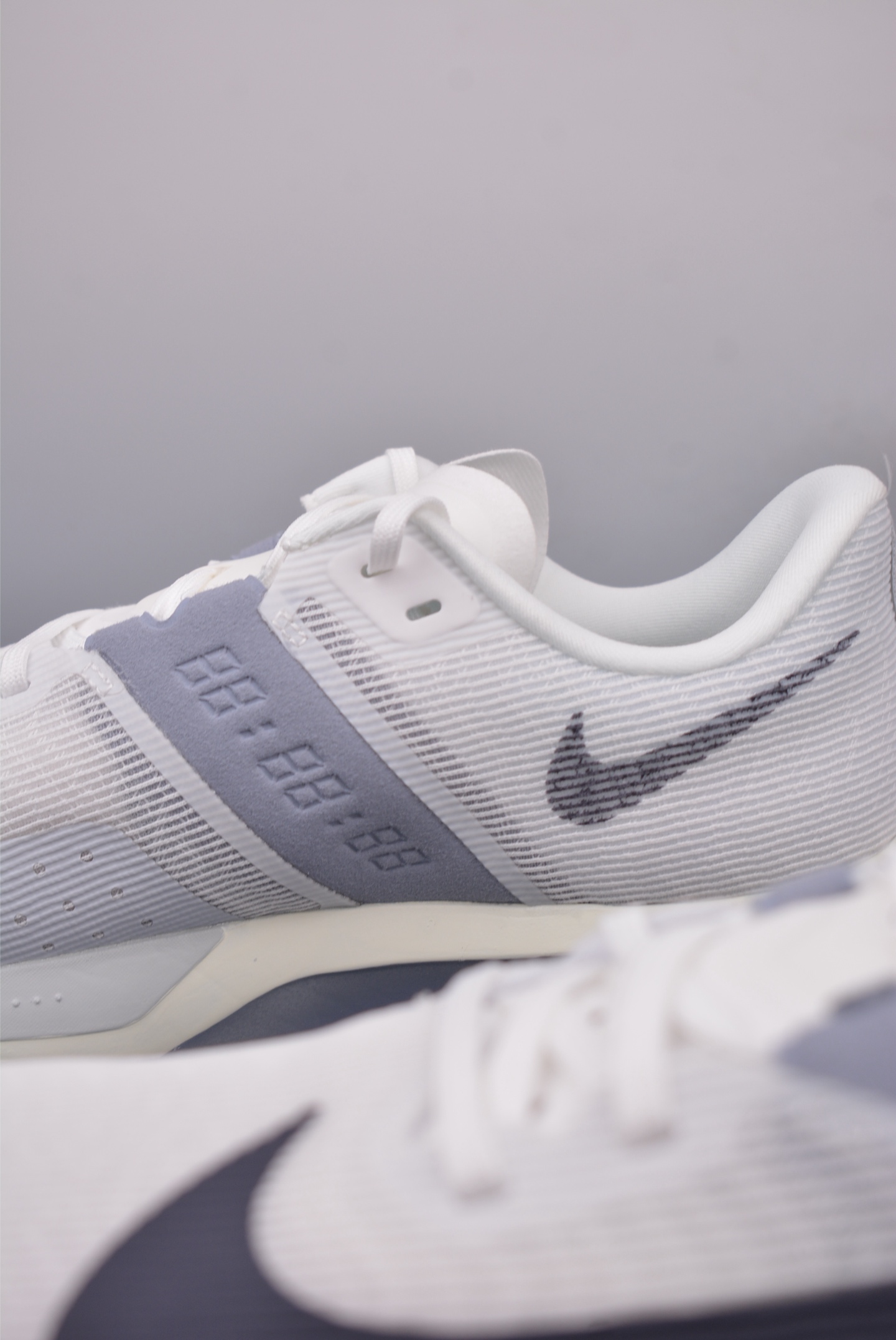 180 NIKE Zoom Rival Fly 4 耐克超弹轻盈跑步鞋 FV6040-102