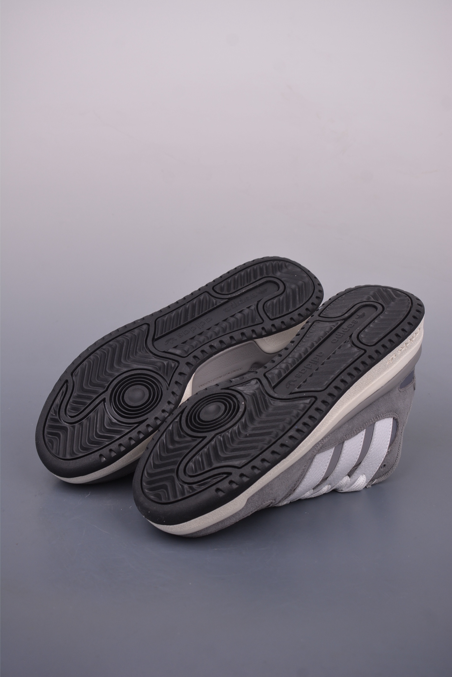 180 Adidas originals Forum 2000 CL 三叶草低帮 复古潮流休闲面包鞋 JS0997