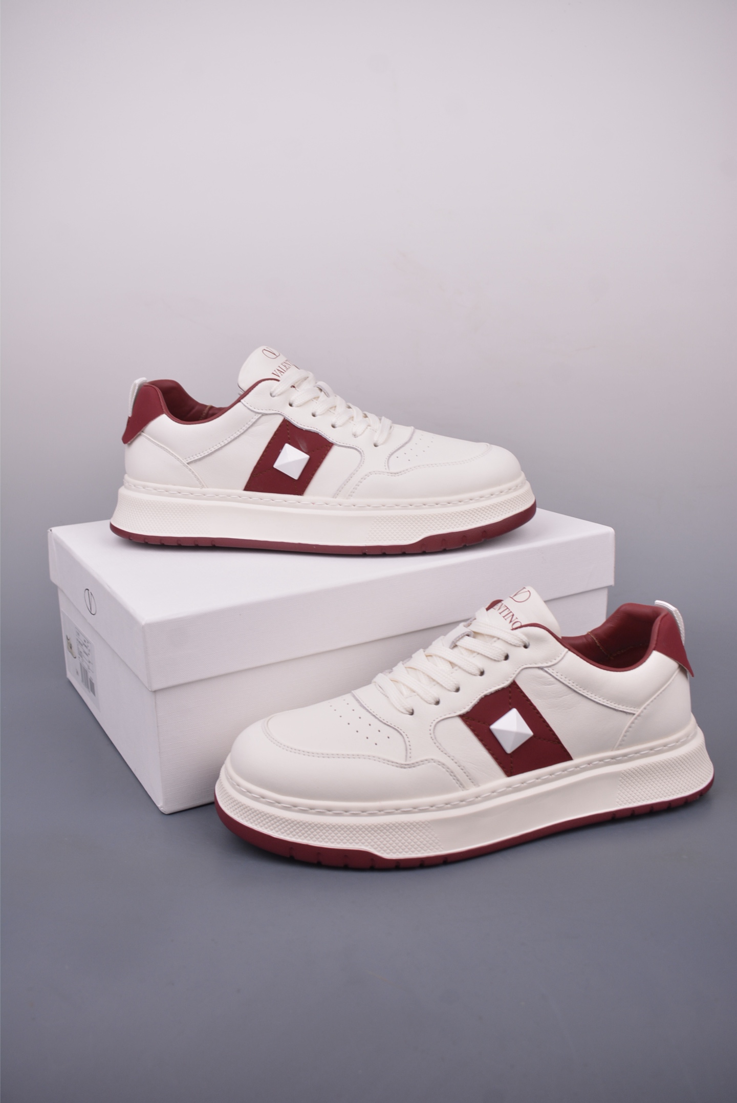 420 Valentino 华伦天奴休闲铆钉小白鞋 2025最新款时尚运动板鞋 P38566H