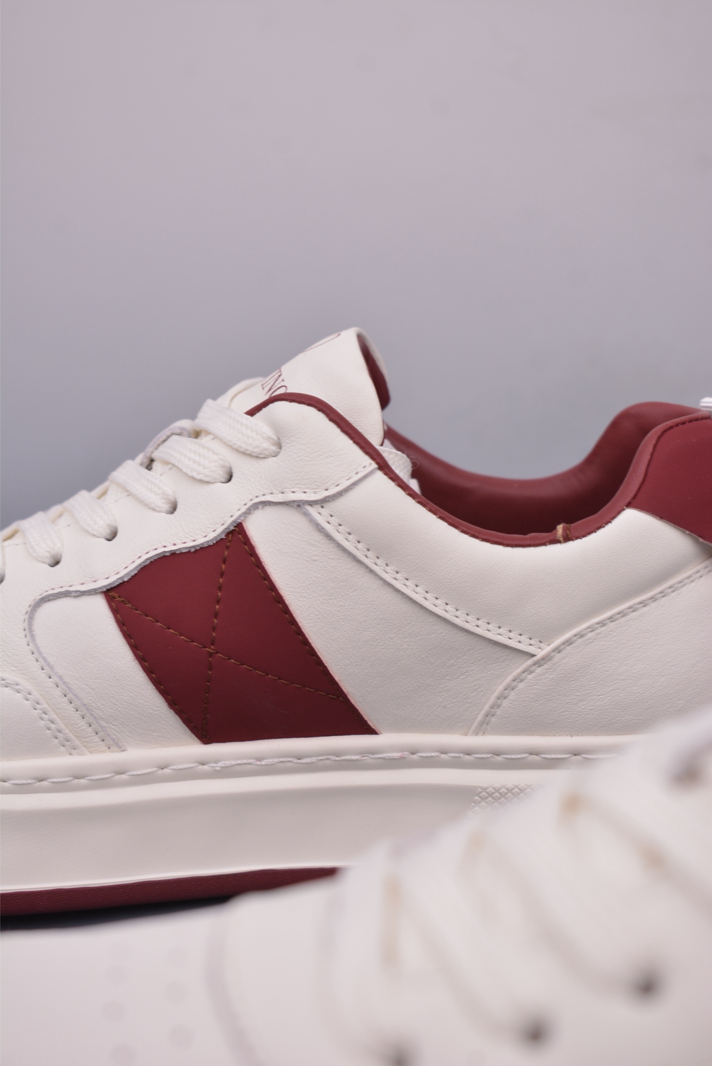 420 Valentino 华伦天奴休闲铆钉小白鞋 2025最新款时尚运动板鞋 P38566H