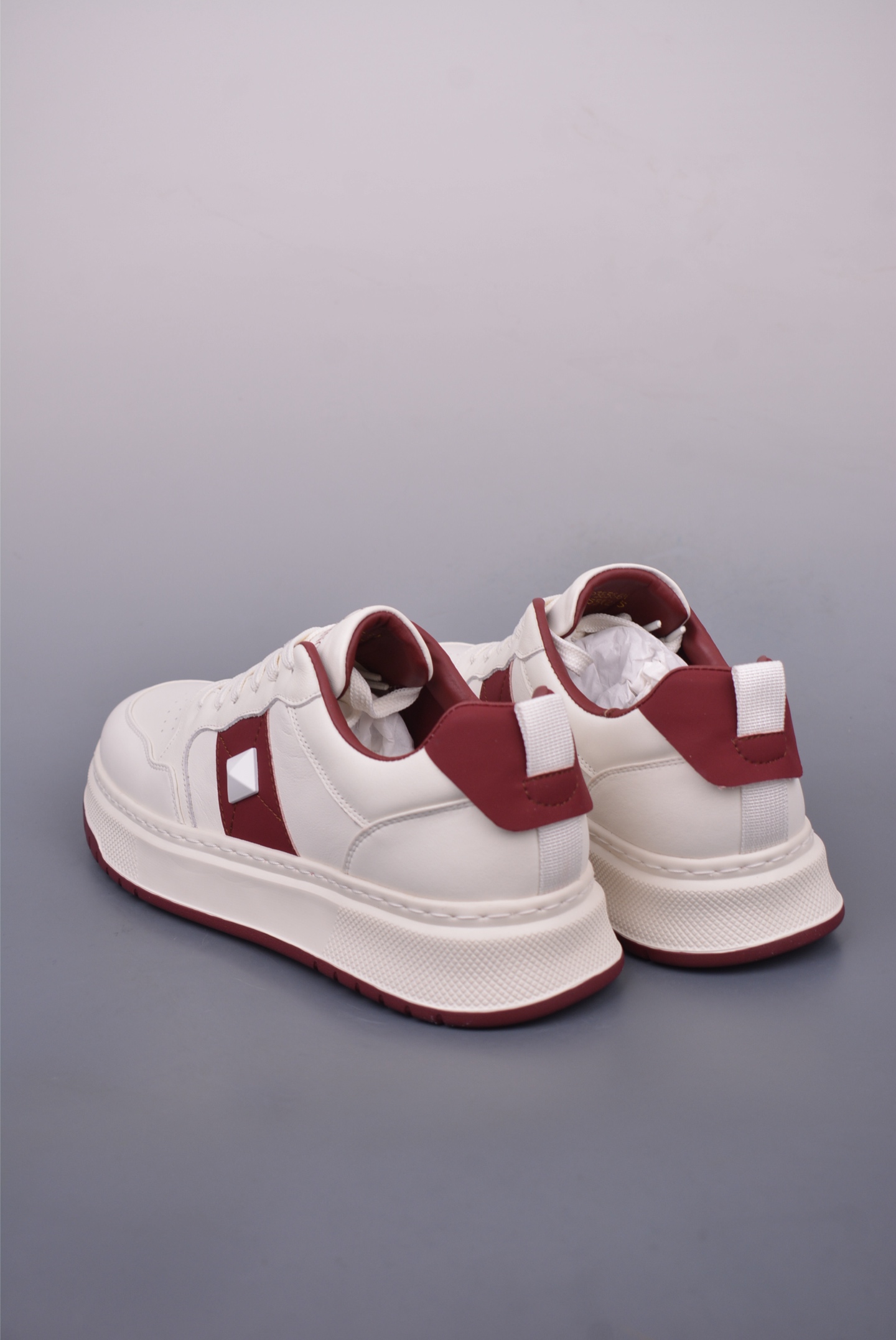 420 Valentino 华伦天奴休闲铆钉小白鞋 2025最新款时尚运动板鞋 P38566H
