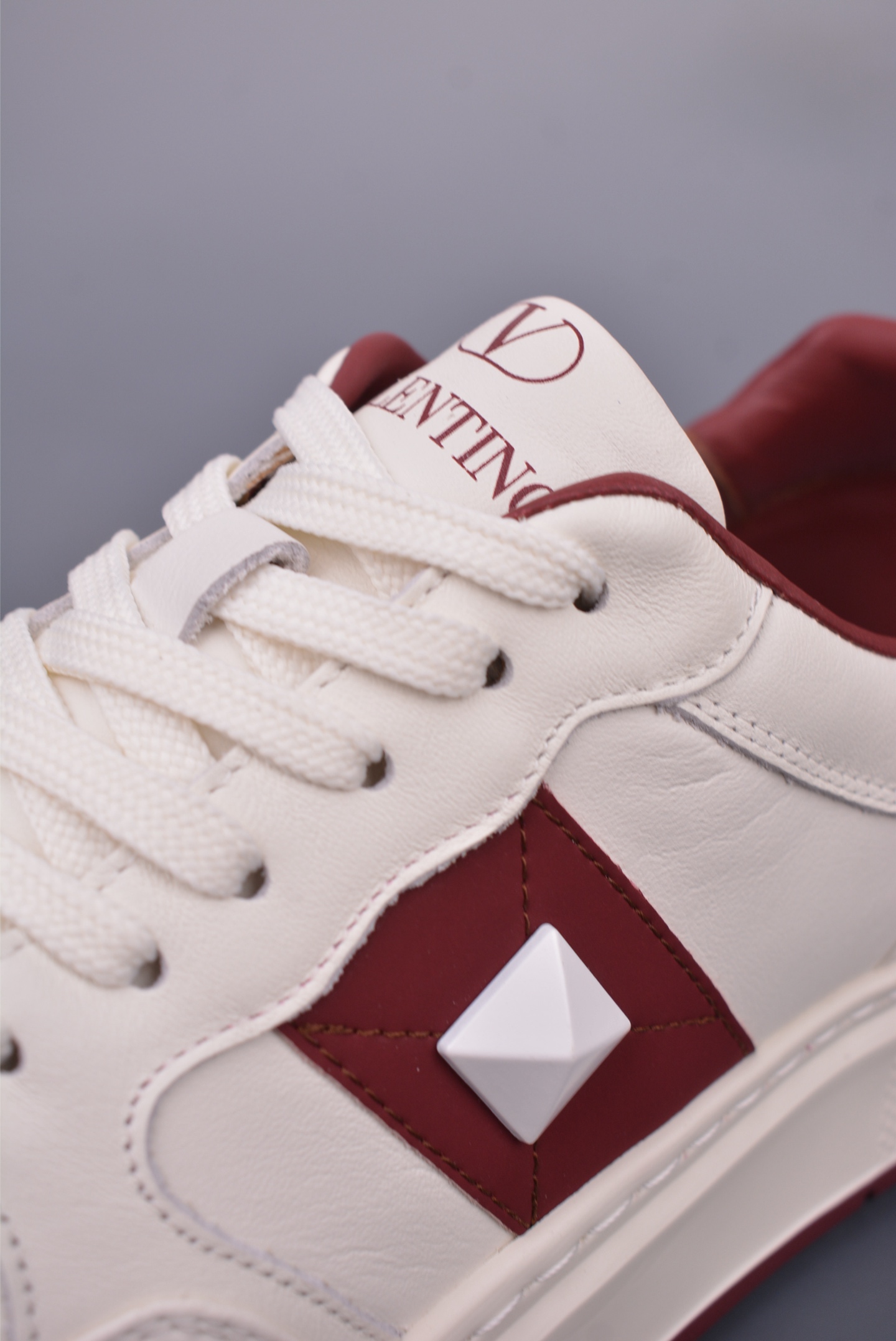 420 Valentino 华伦天奴休闲铆钉小白鞋 2025最新款时尚运动板鞋 P38566H