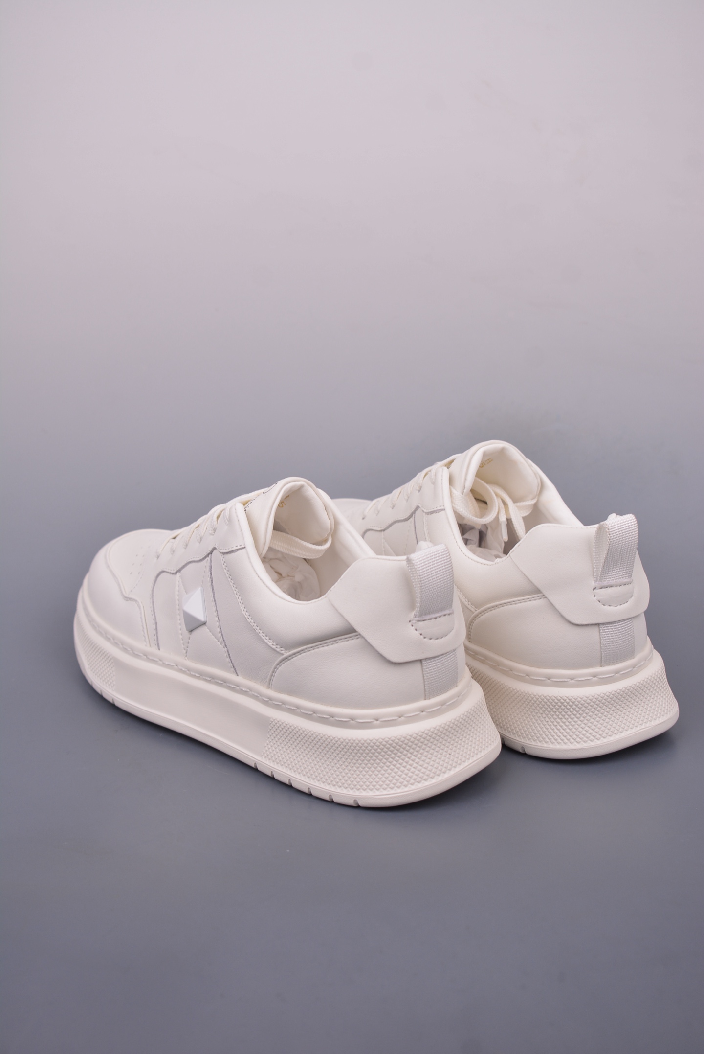 380 Valentino 华伦天奴休闲铆钉小白鞋 2025最新款时尚运动板鞋 P38566H