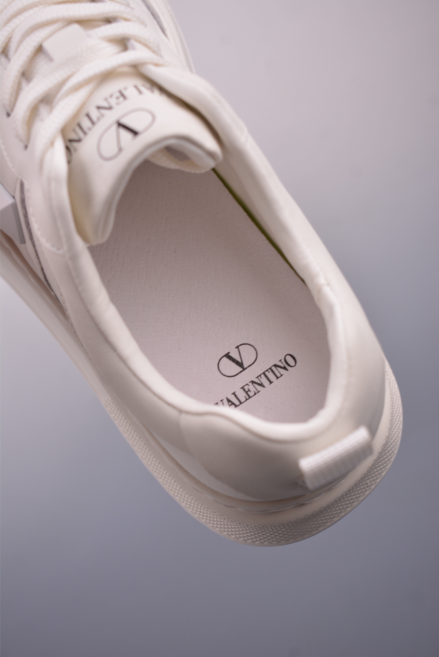 380 Valentino 华伦天奴休闲铆钉小白鞋 2025最新款时尚运动板鞋 P38566H