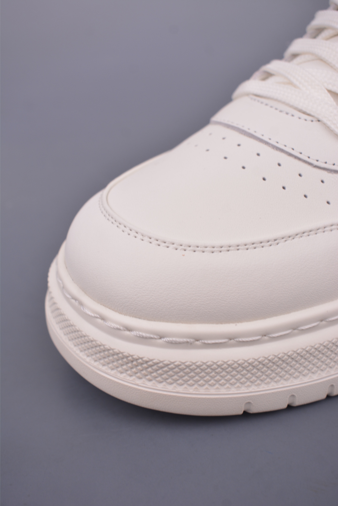 380 Valentino 华伦天奴休闲铆钉小白鞋 2025最新款时尚运动板鞋 P38566H