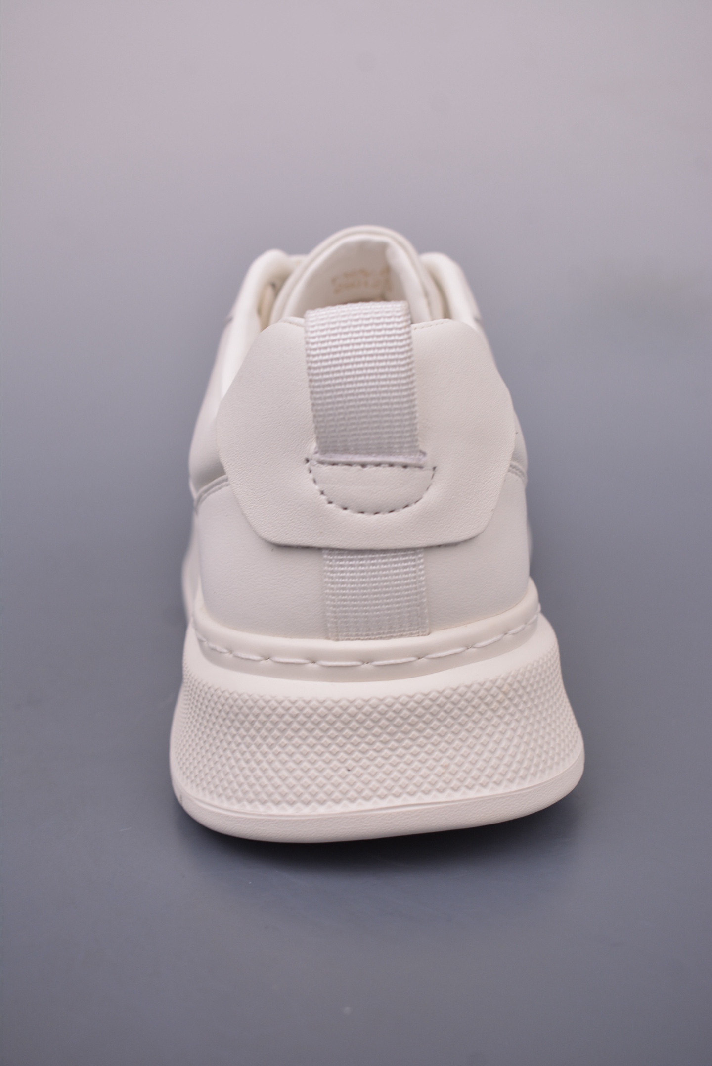 380 Valentino 华伦天奴休闲铆钉小白鞋 2025最新款时尚运动板鞋 P38566H