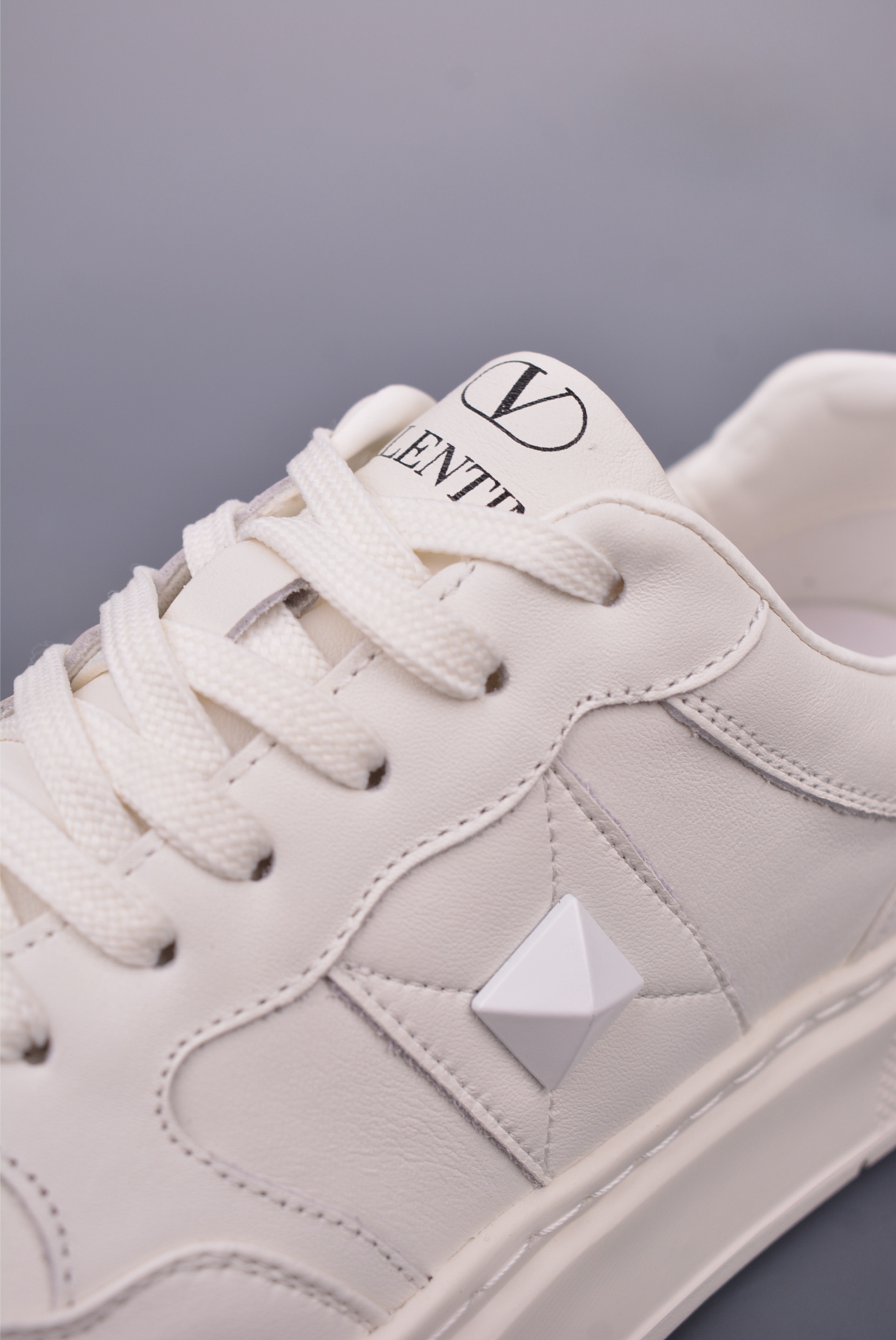 380 Valentino 华伦天奴休闲铆钉小白鞋 2025最新款时尚运动板鞋 P38566H